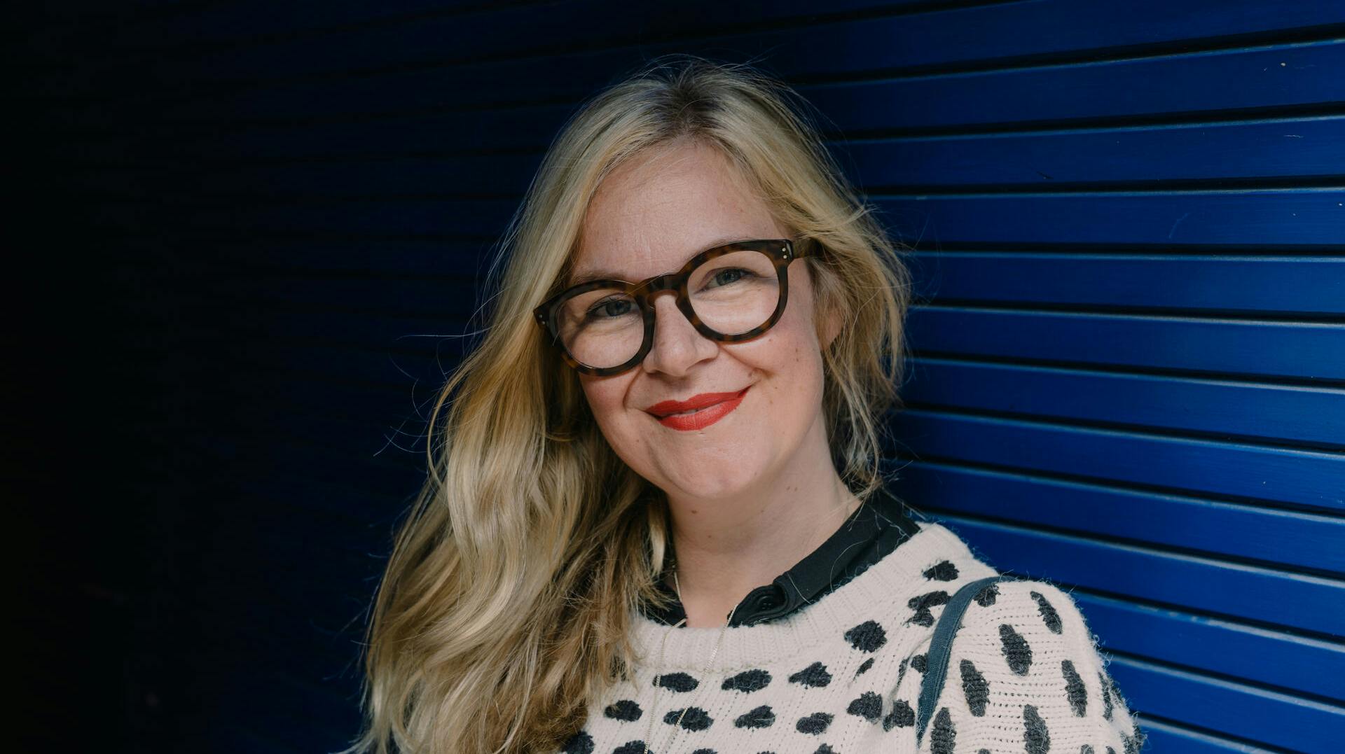 Sisse Sejr er ifølge SE og HØRs oplysninger tilbage som podcastvært onsdag. Det sker hos Podimo, hvor hun i et nyt program skal tale med gæster om offentlige nedture.