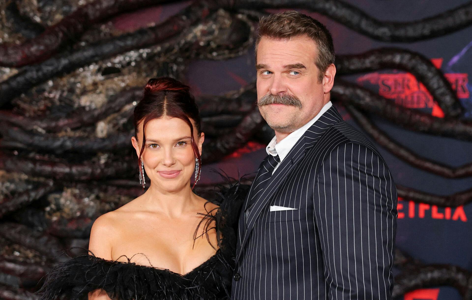 Det var ikke "Stranger Things"-vennerne, men derimod en mystisk rødhåret kvinde, som David Harbour tilbragte valentinsdag med.