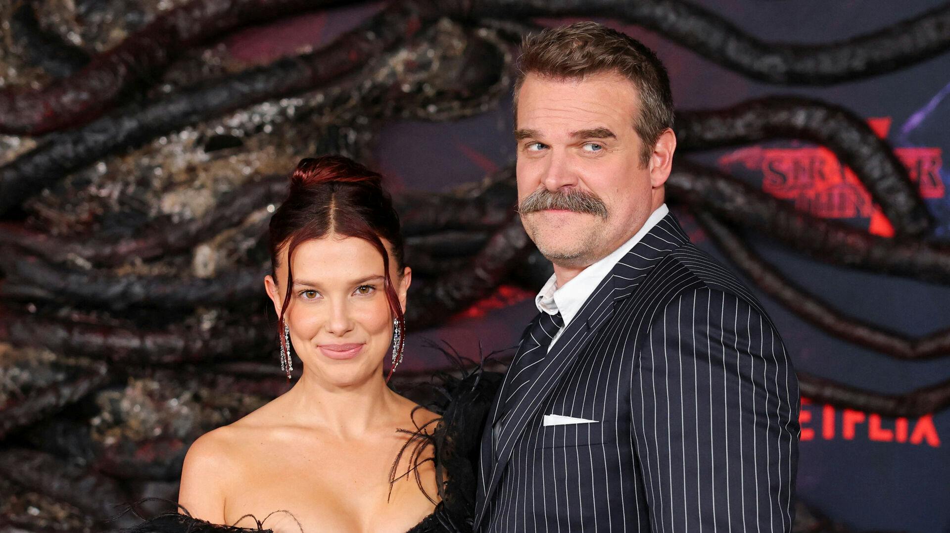 Det var ikke "Stranger Things"-vennerne, men derimod en mystisk rødhåret kvinde, som David Harbour tilbragte valentinsdag med.