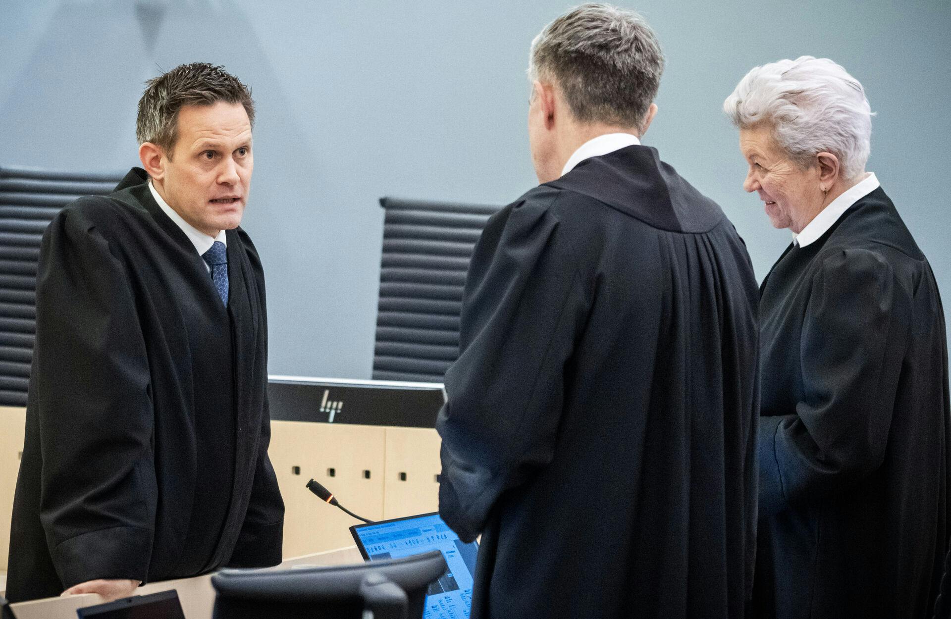 Anklager Sturla Henriksbø (til venstre red.) er flere gange gået Marius, når han har indtaget vidneskranken. Fredagen var ikke nogen undtagelse. Her ses anklageren i snak med papprinsens forsvarsadvokater Sturla Henriksbø og Ellen Andenæs.