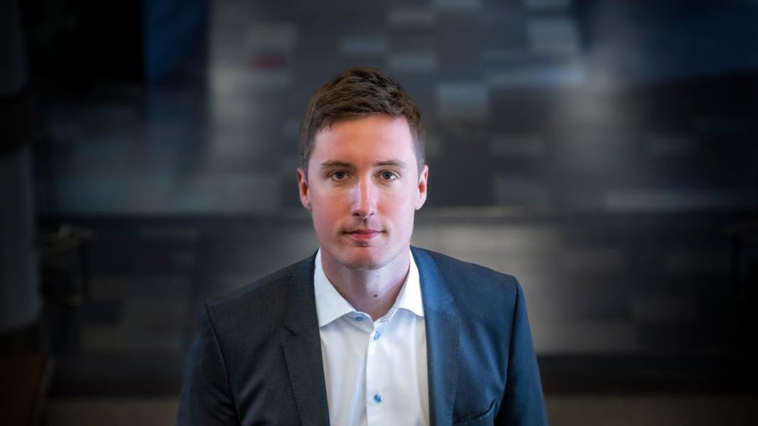 Efter et dramatisk sygdomsforløb med stress og truende blindhed vender SF's største stemmesluger nu tilbage til arenaen. Målet er klart: Han vil i regering.