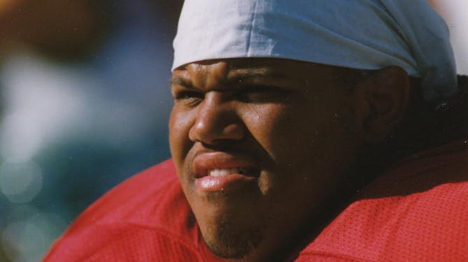 Den tidligere NFL-stjerne Tre' Johnson er død. Guarden blev 54 år og døde pludseligt under en familieudflugt.