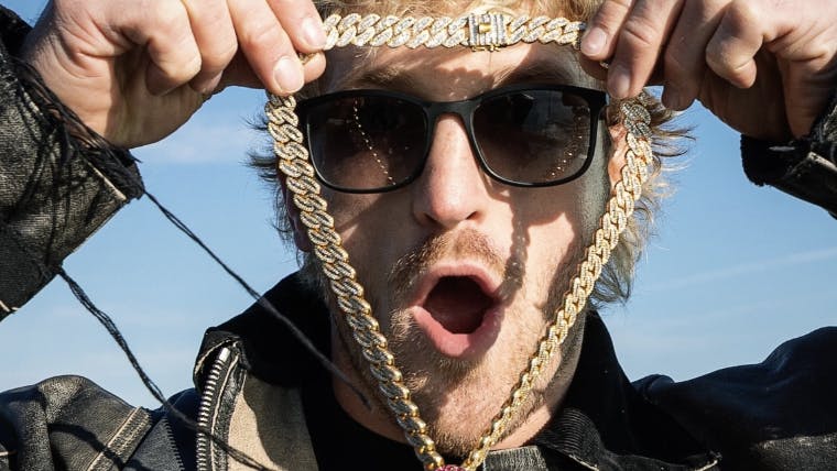 Her ses Logan Paul med kortet, der nu er blevet solgt for en vanvittig sum. Der følger dog også både en god historie og et dyrt smykke med i prisen.