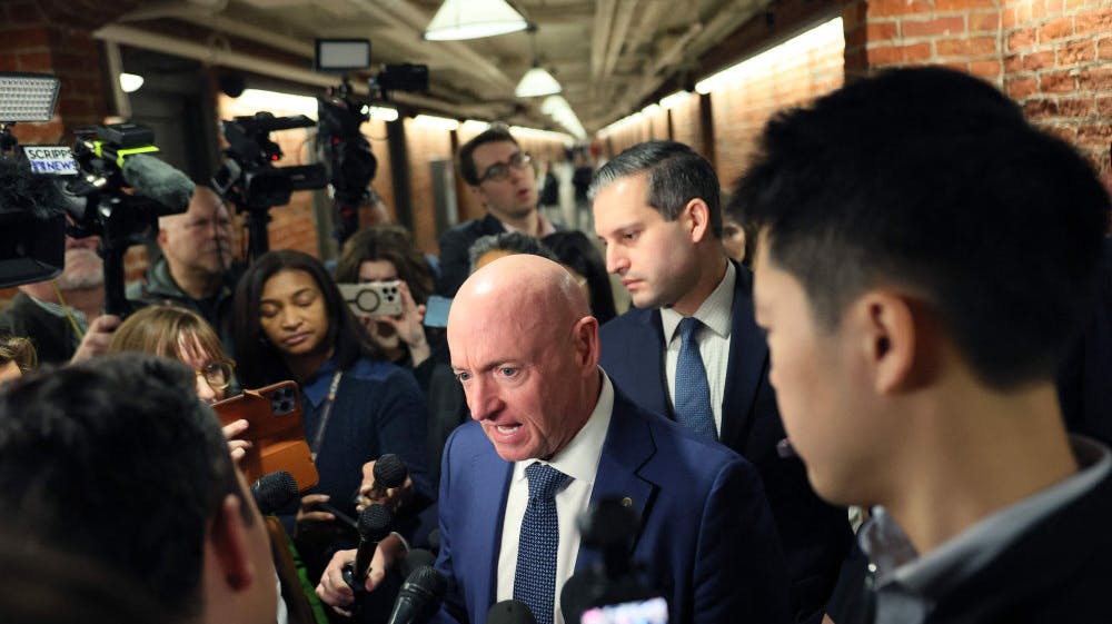 Mark Kelly overvejer at stille op til præsidentposten i USA i 2028. Det siger han til BBC. 