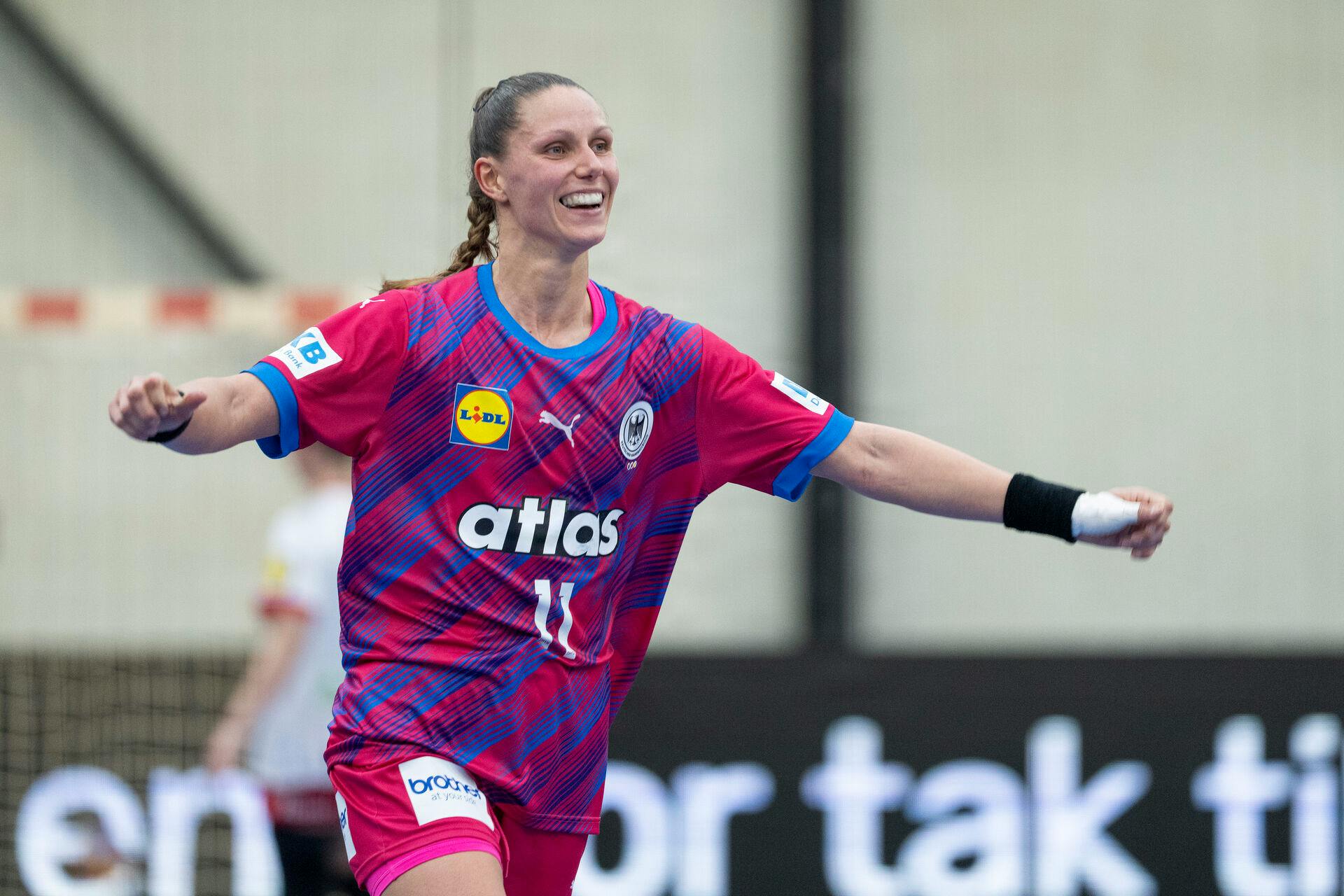 Xenia Smits jubler i kvindehåndboldlandskampen mellem Danmark og Tyskland 12. april 2025. Kampen endte 26-29.