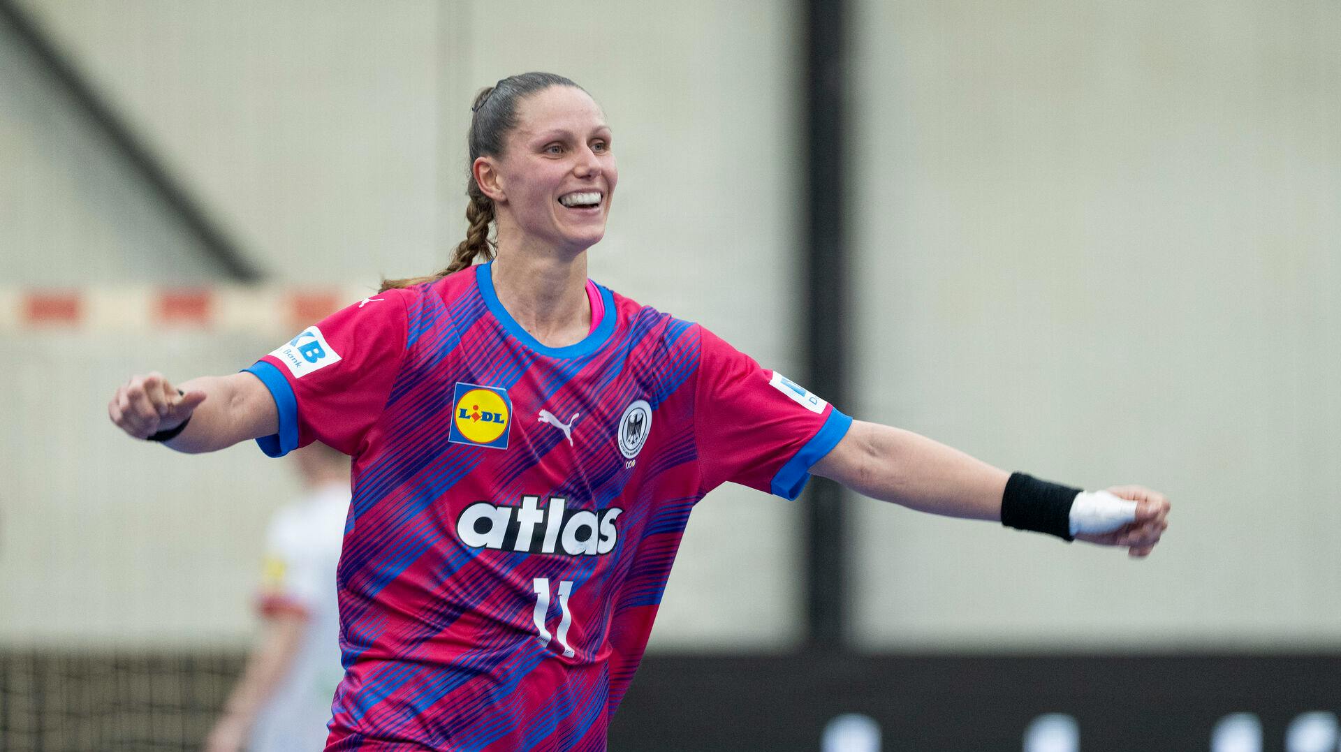 Xenia Smits jubler i kvindehåndboldlandskampen mellem Danmark og Tyskland 12. april 2025. Kampen endte 26-29.