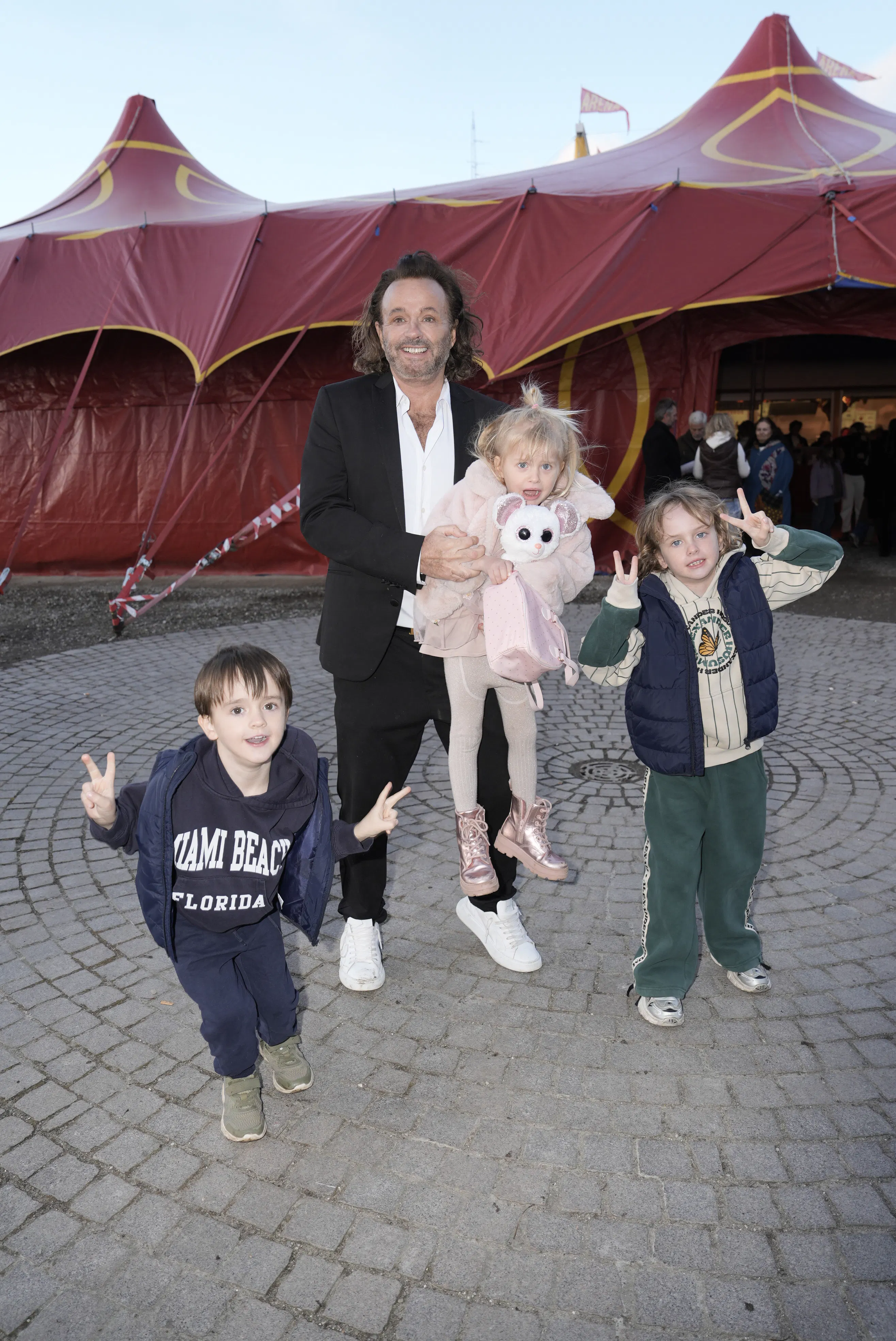 Dennis Knudsen har poderne med til cirkuspremiere i Arena.