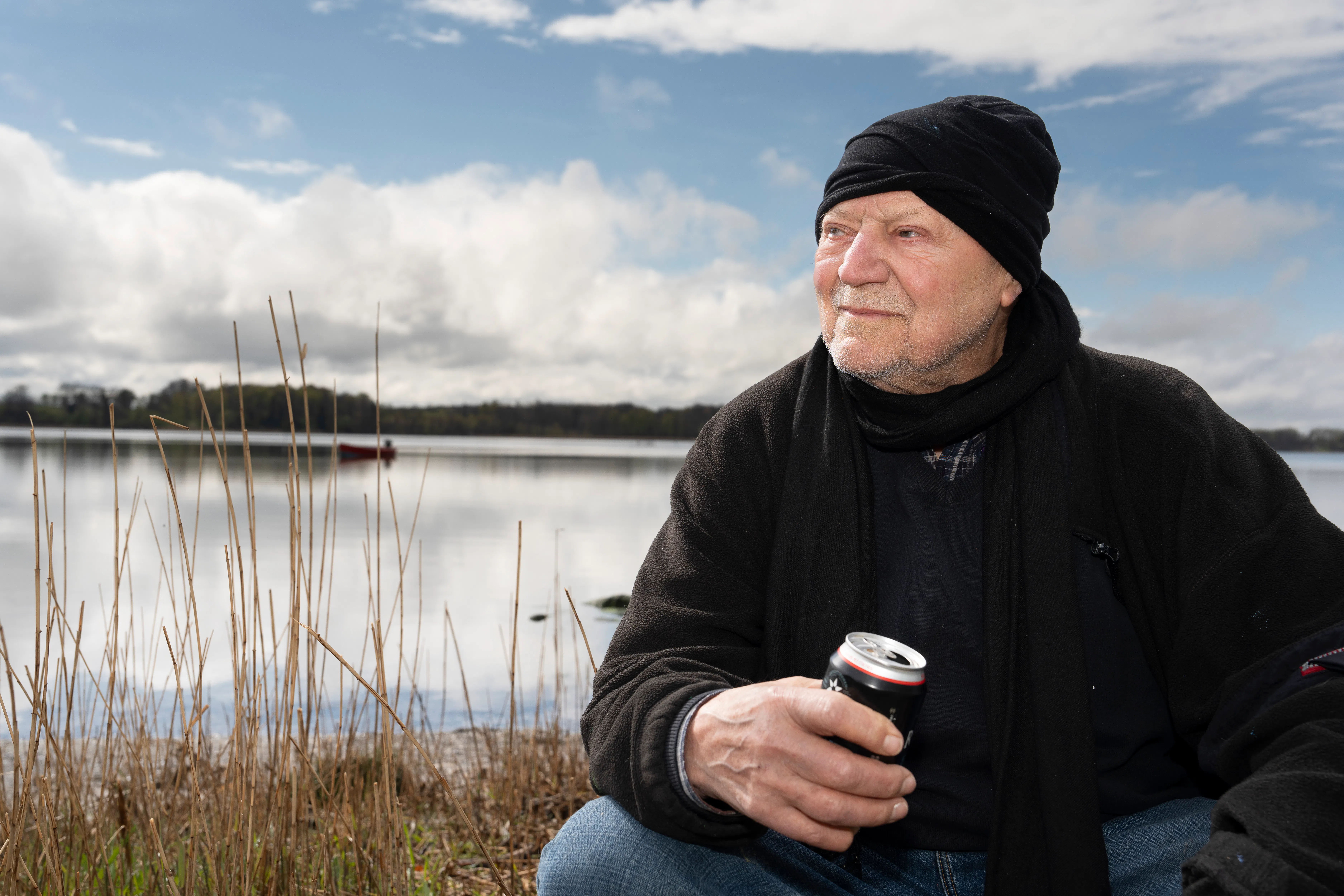 Troels Trier mindede sin kone gennem 38 år, Rebecca Brüel, når han hver aften tog en øl med udsigt over Kertinge Nor ved Kerteminde, hvor hendes aske ligger spredt. Her skal hans aske også spredes.