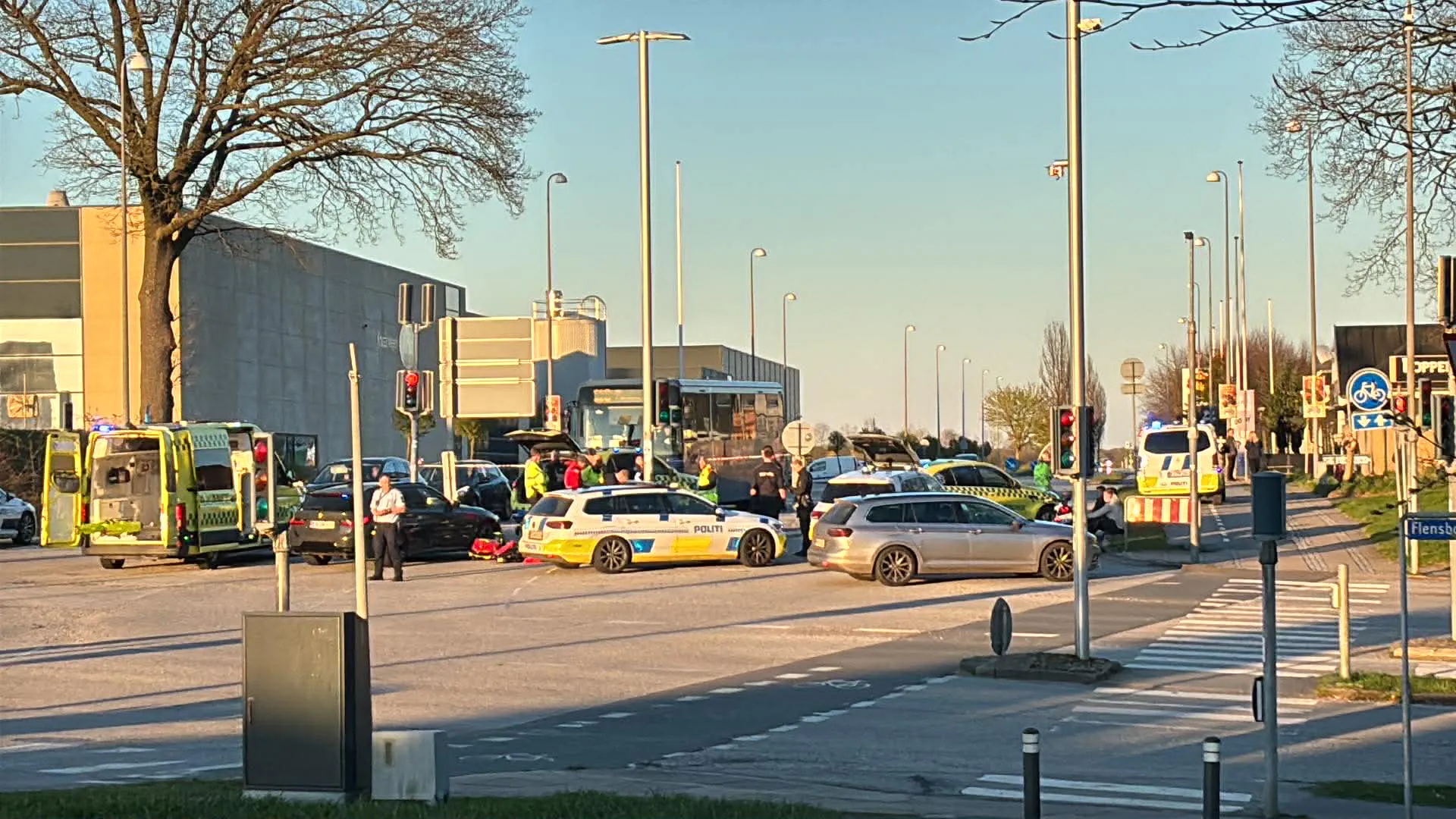 Redningsfolk forsøger her at hjælpe kvinden, som efterfølgende blev fløjet til behandling på sygehuset.
