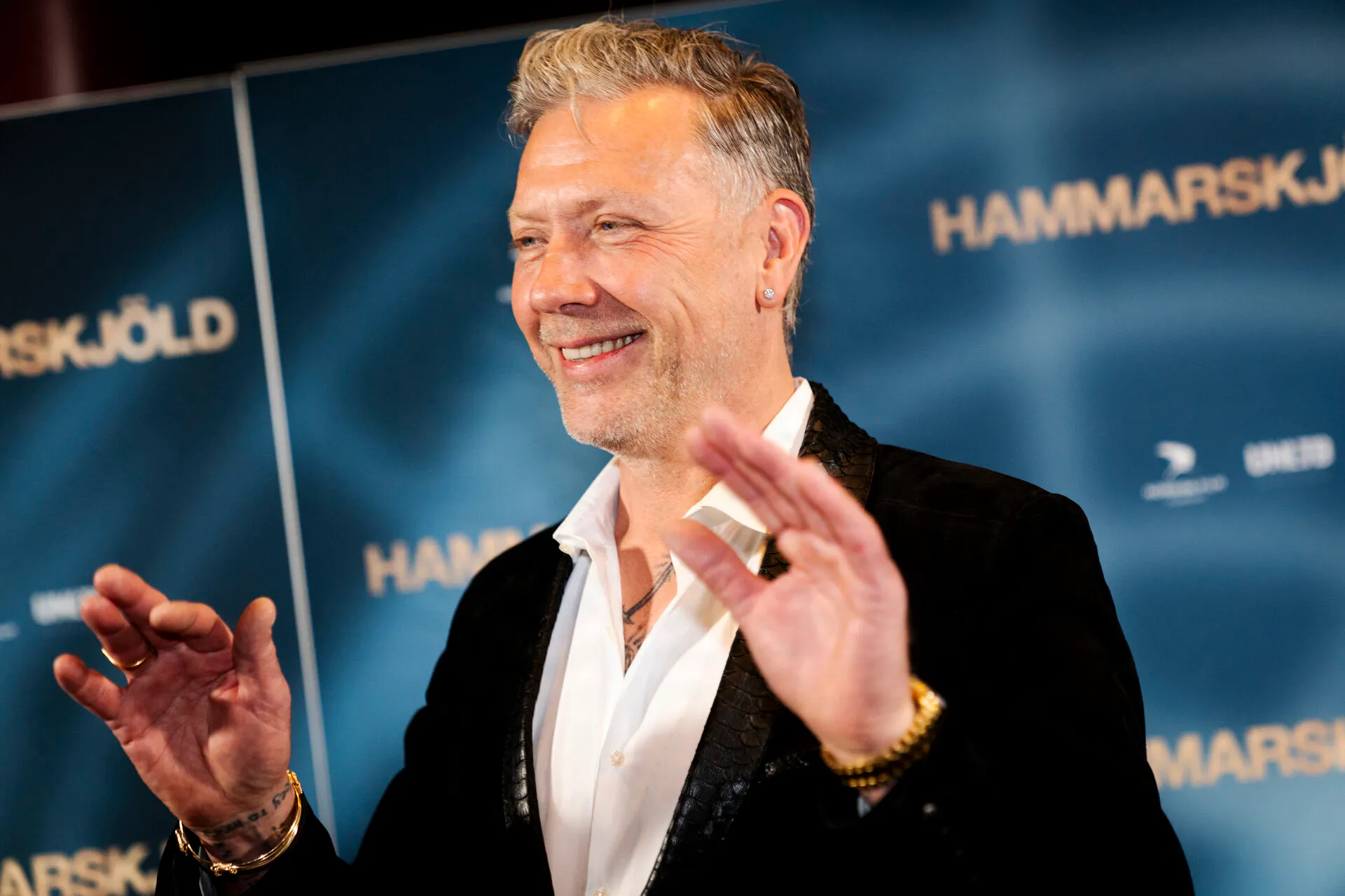 Medie: Mikael Persbrandt og Sanna Lundell er flyttet fra hinanden | SE og  HØR
