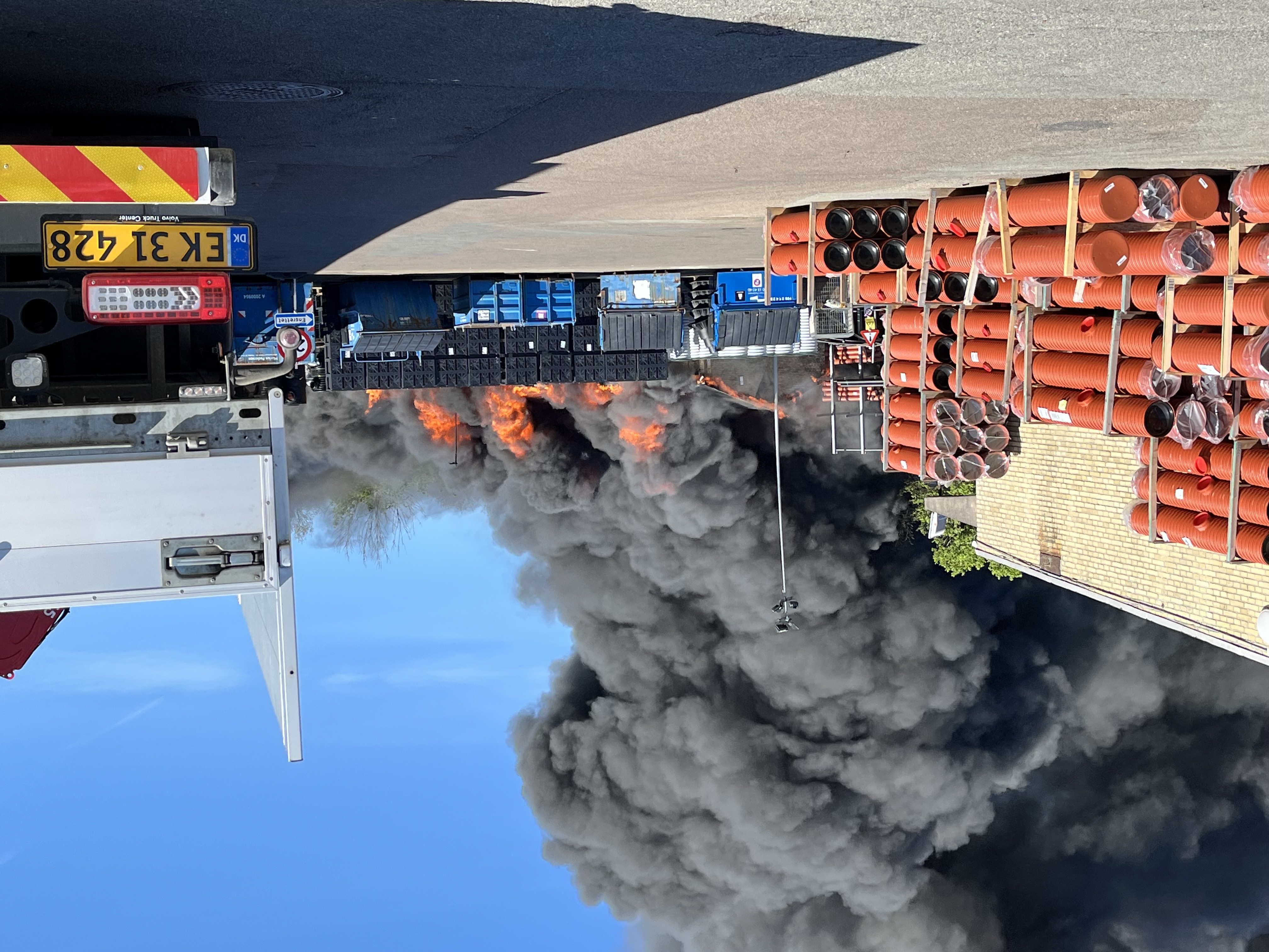 Massiv brand raser i lagerbygning i Skovlunde — image 2