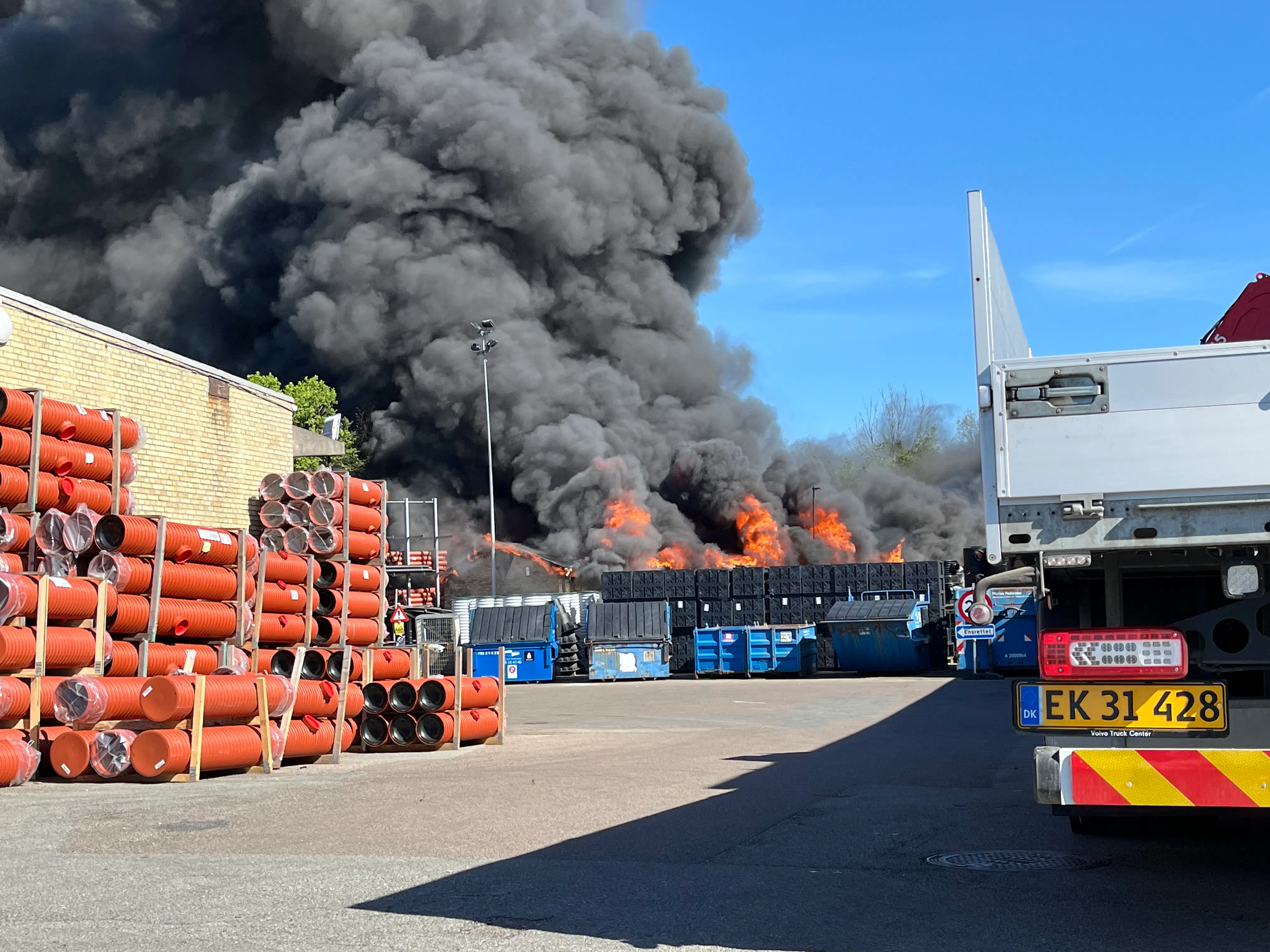 Politiet er til stede i Skovlunde i forbindelse med en bygningsbrand.
