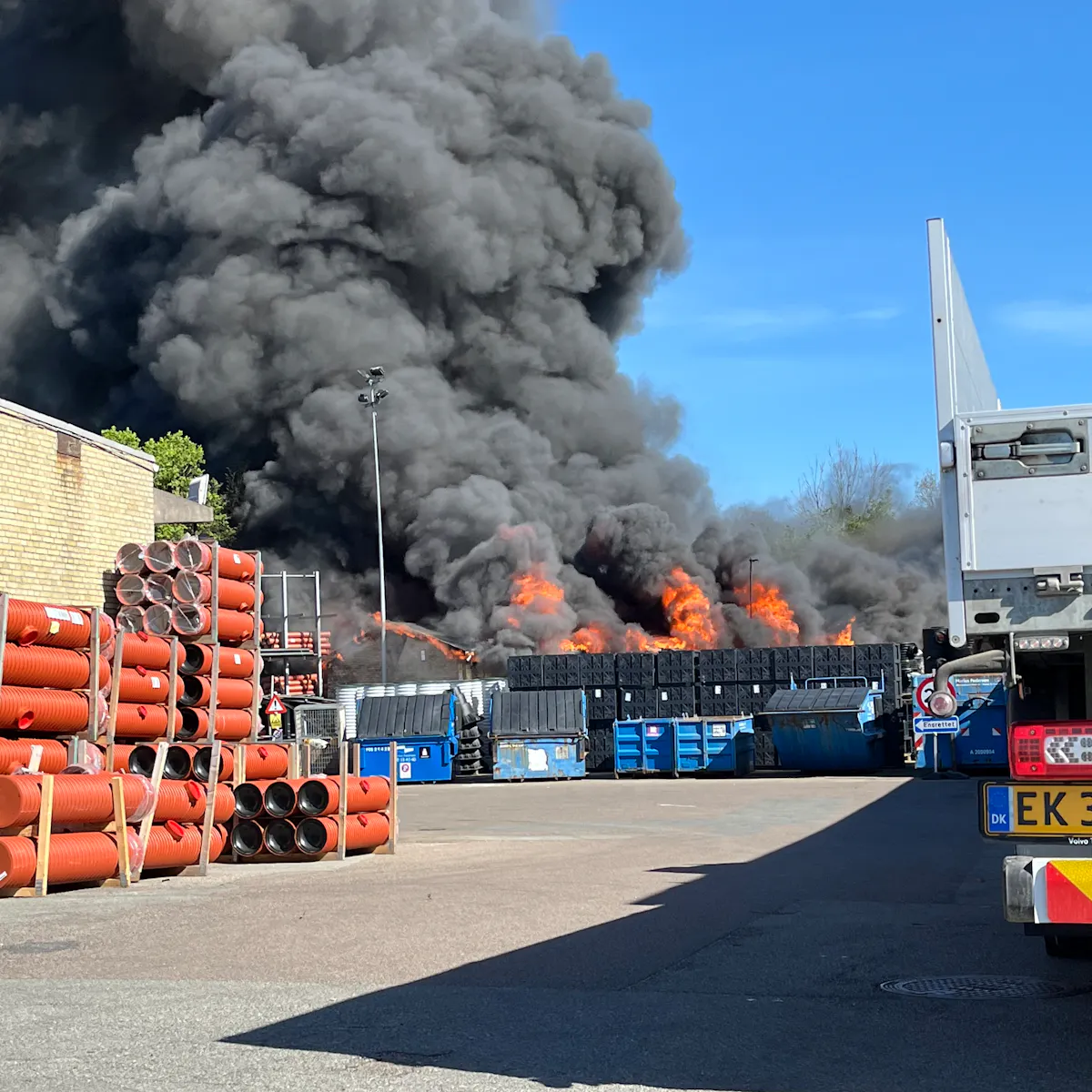 Massiv brand raser i lagerbygning i Skovlunde — image 2