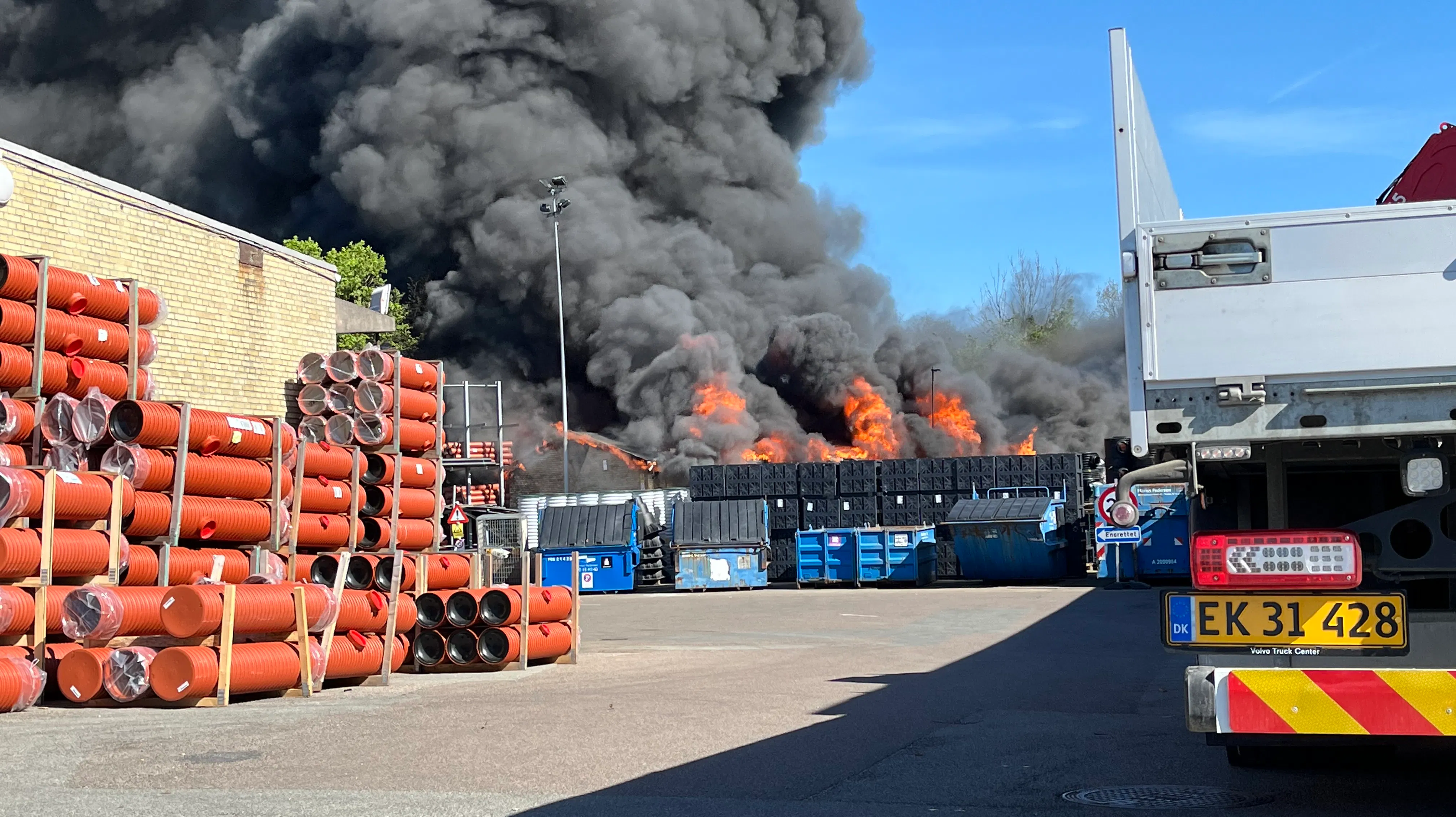 Politiet er til stede i Skovlunde i forbindelse med en bygningsbrand.