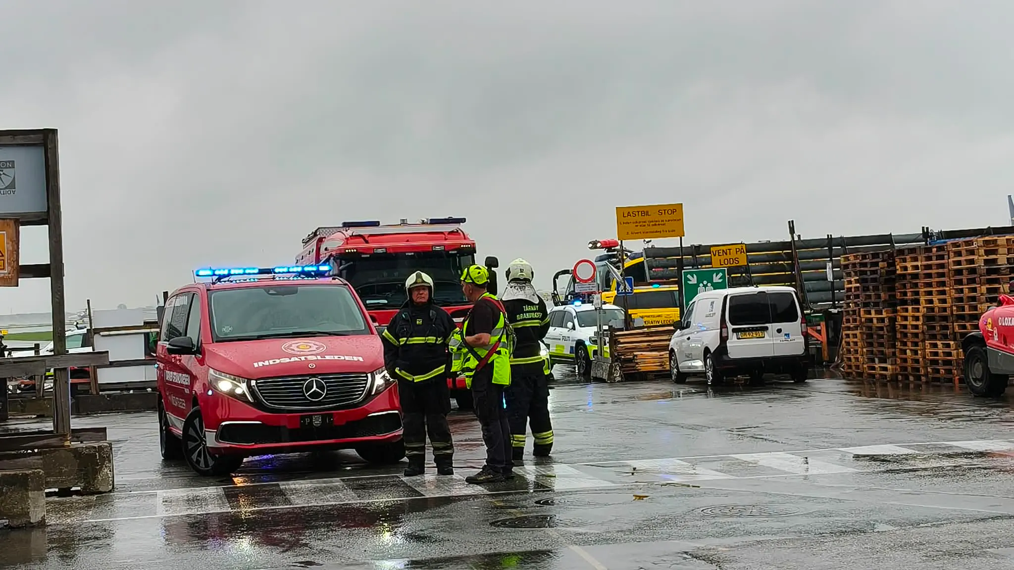 Beredskab til stede i lufthavnen i forbindelse med branden.