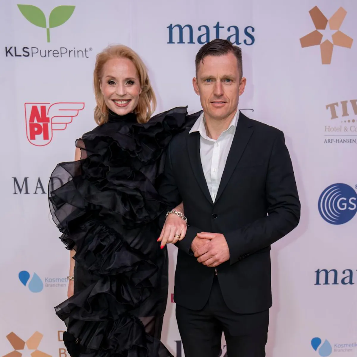 Har holdt det hemmeligt i et år: Elisa Lykke afslører forlovelse | SE og HØR