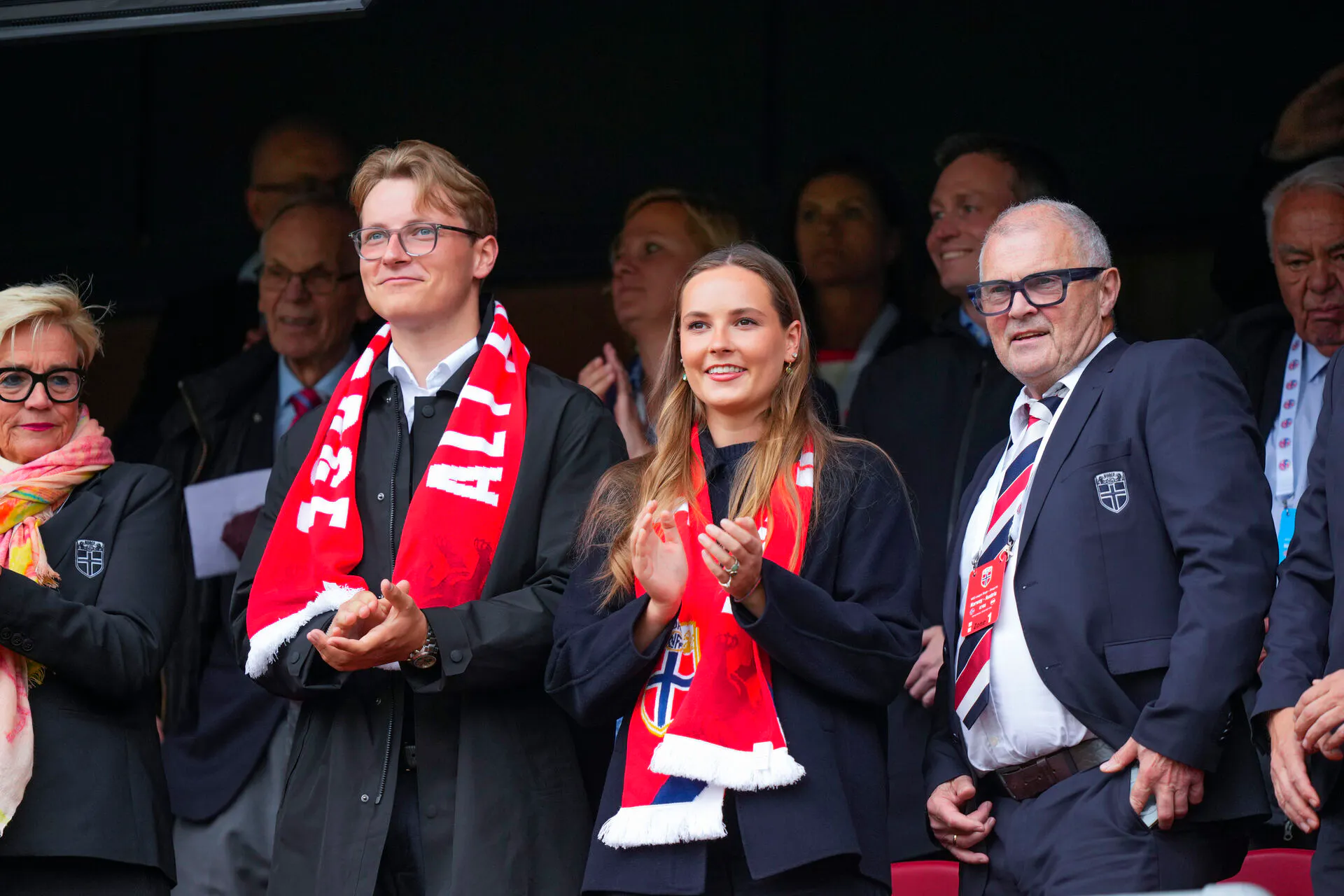 Godt humør på tribunen til aftenens kamp. 