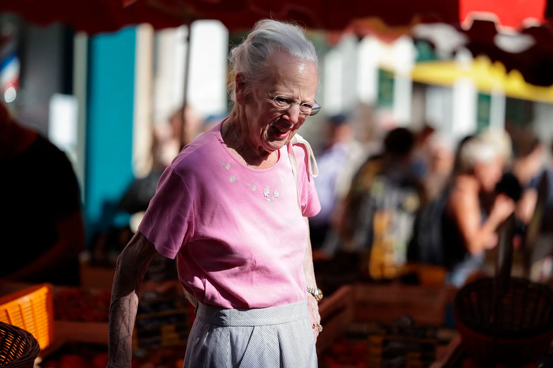 Dronning Margrethe besøger det lokale marked i Cahors i det sydlige Frankrig 8. august.