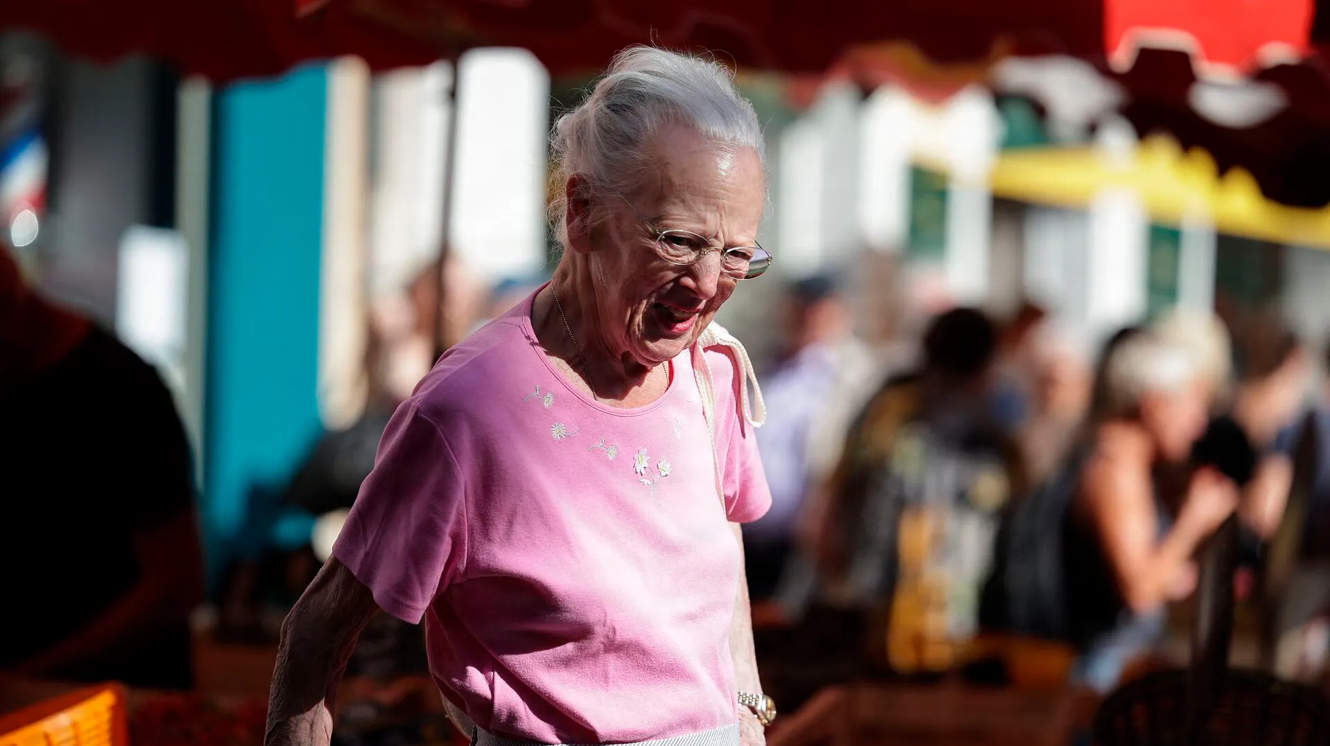 Dronning Margrethe besøger det lokale marked i Cahors i det sydlige Frankrig 8. august.