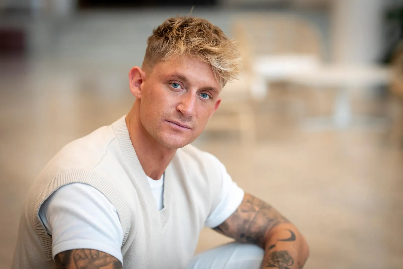 Bro er bedst kendt for sange som ”Sydpå” og "Hvor Er Du Bro?".