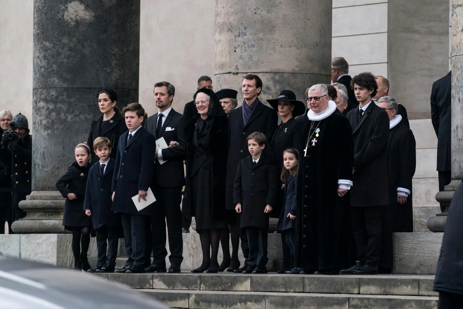 Her er det ved prins Henriks begravelse, at Erik Norman Svendsen støtter den kongelige familie i sorgen.
