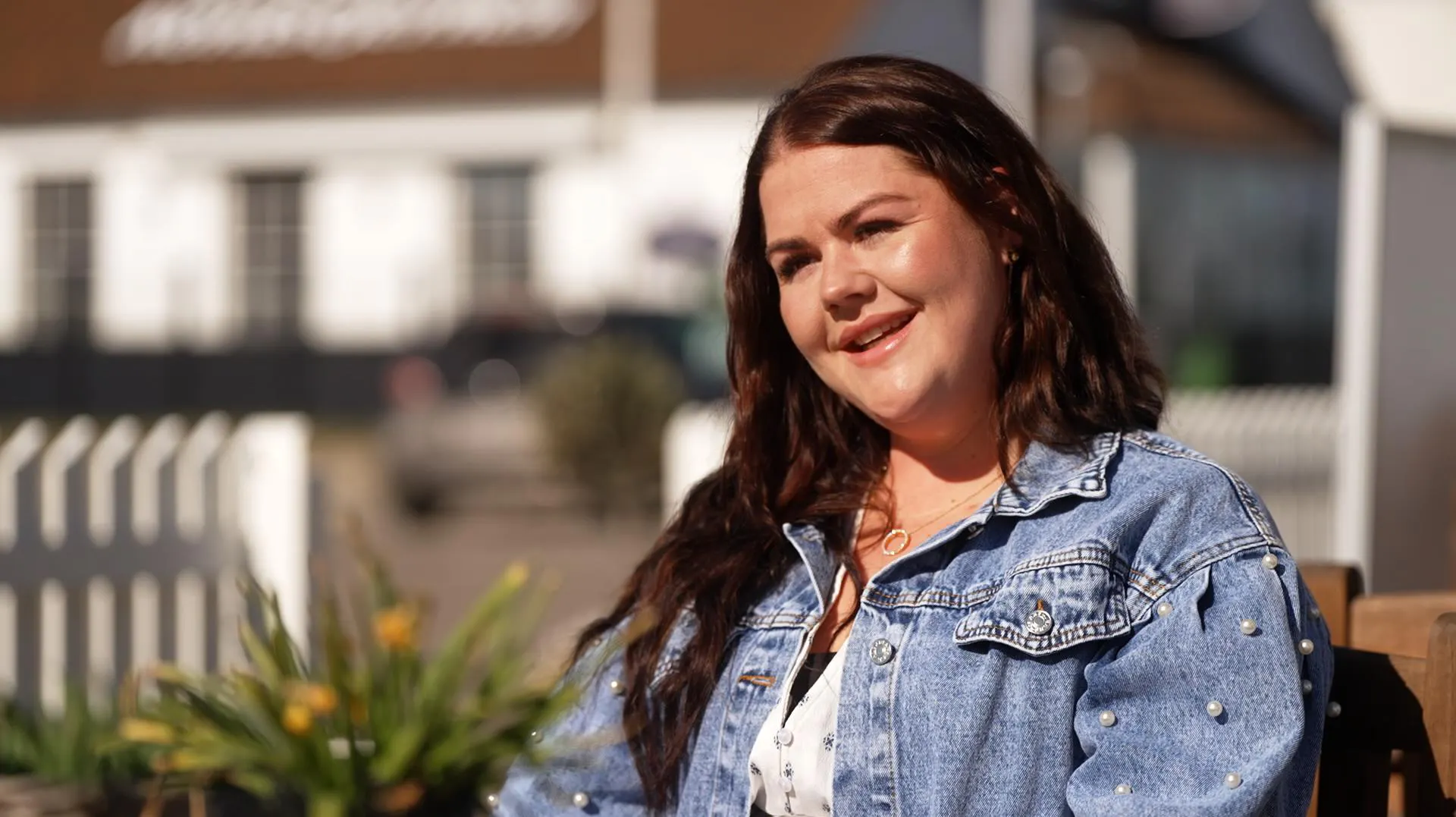 Dobbelt forelskelse på gården: Maia Korsgaard jagtet af to kåde bejlere | SE og HØR