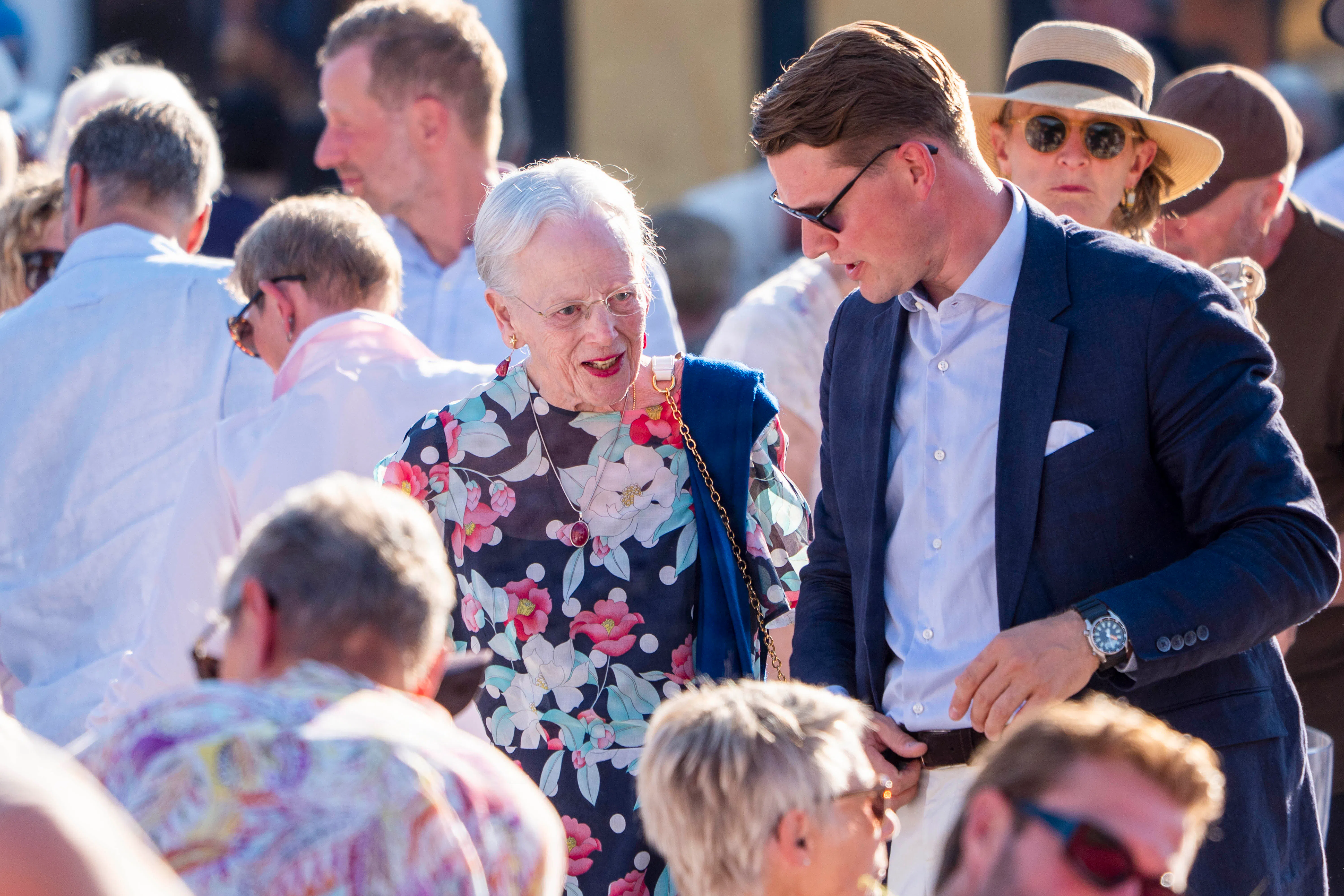 Dronning Margrethes nære venner reagerer på indlæggelse | SE og HØR