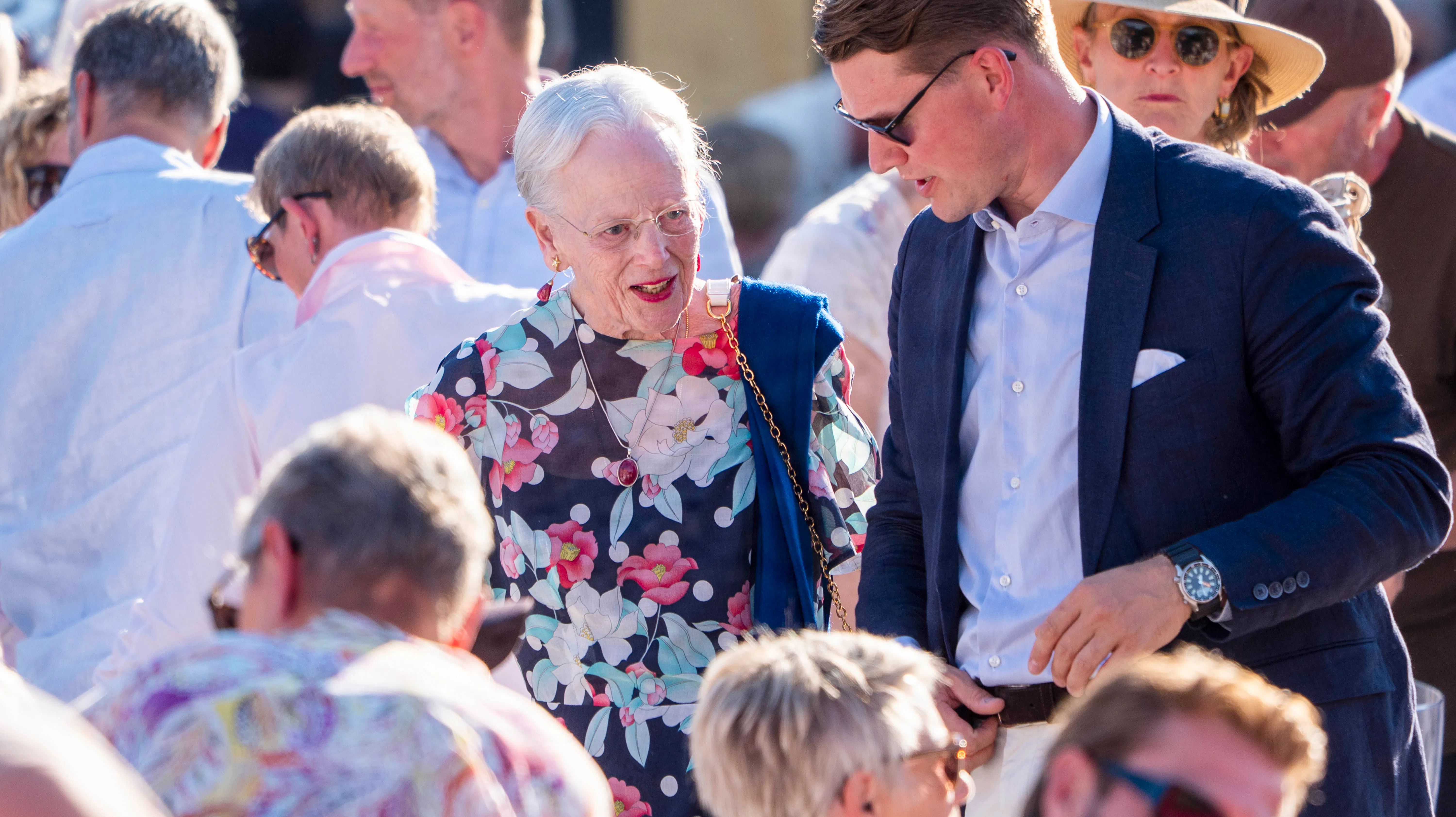 Dronning Margrethes nære venner reagerer på indlæggelse | SE og HØR