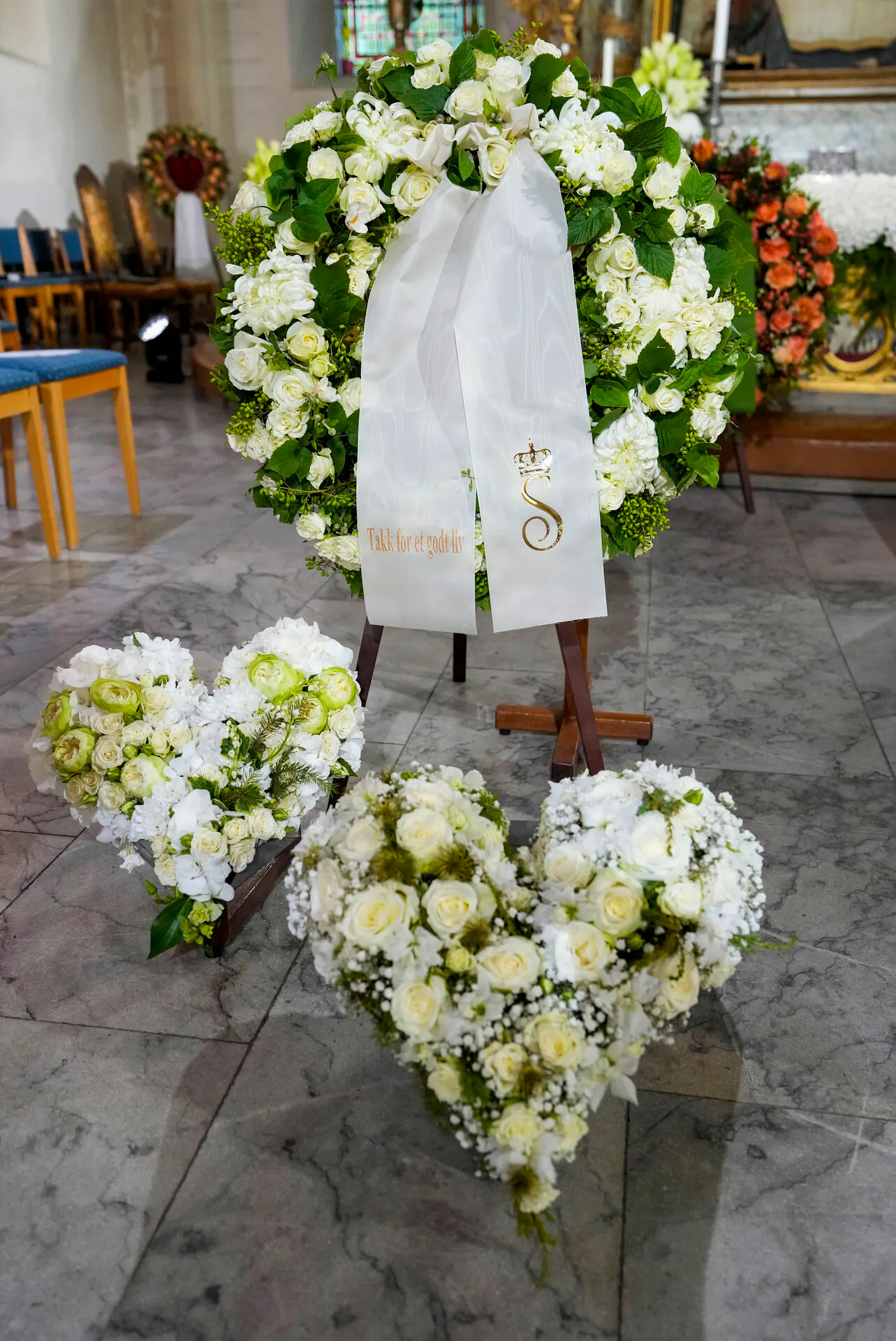 Den sidste blomsterhilsen fra dronning Sonja.