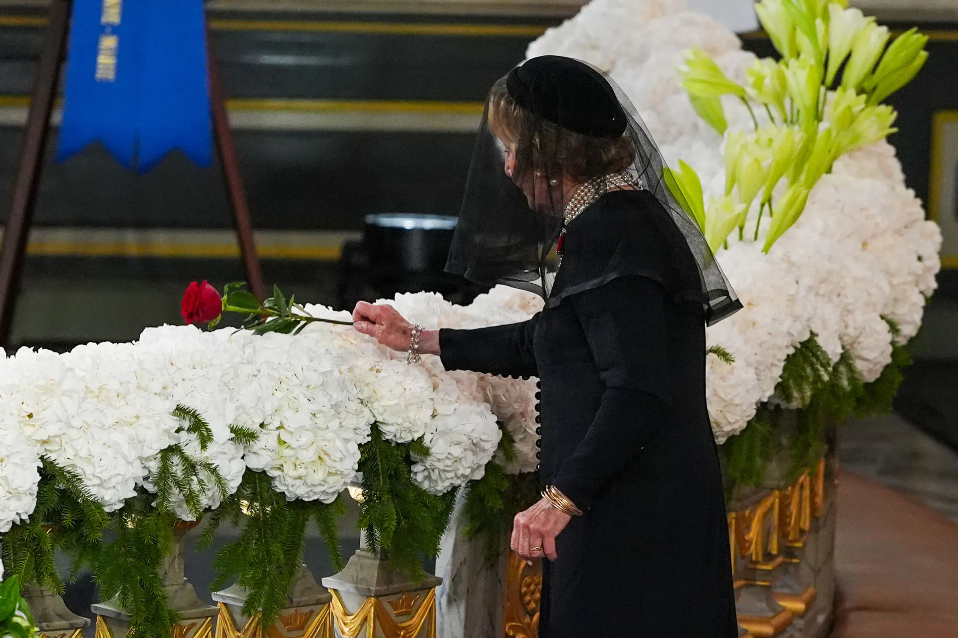 Oslo 20260909. Dronning Sonja legger rose på kisten under gravferdsseremonien til kong Harald V i Oslo domkirke onsdag. Foto: Lise Åserud / NTB / POOL