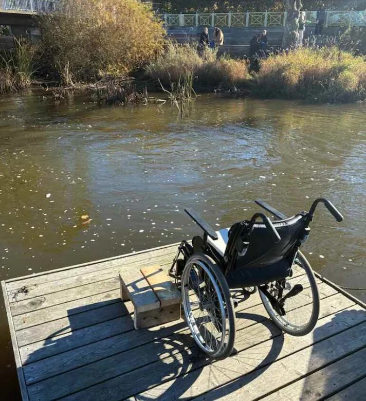 Her ses kørestolen.