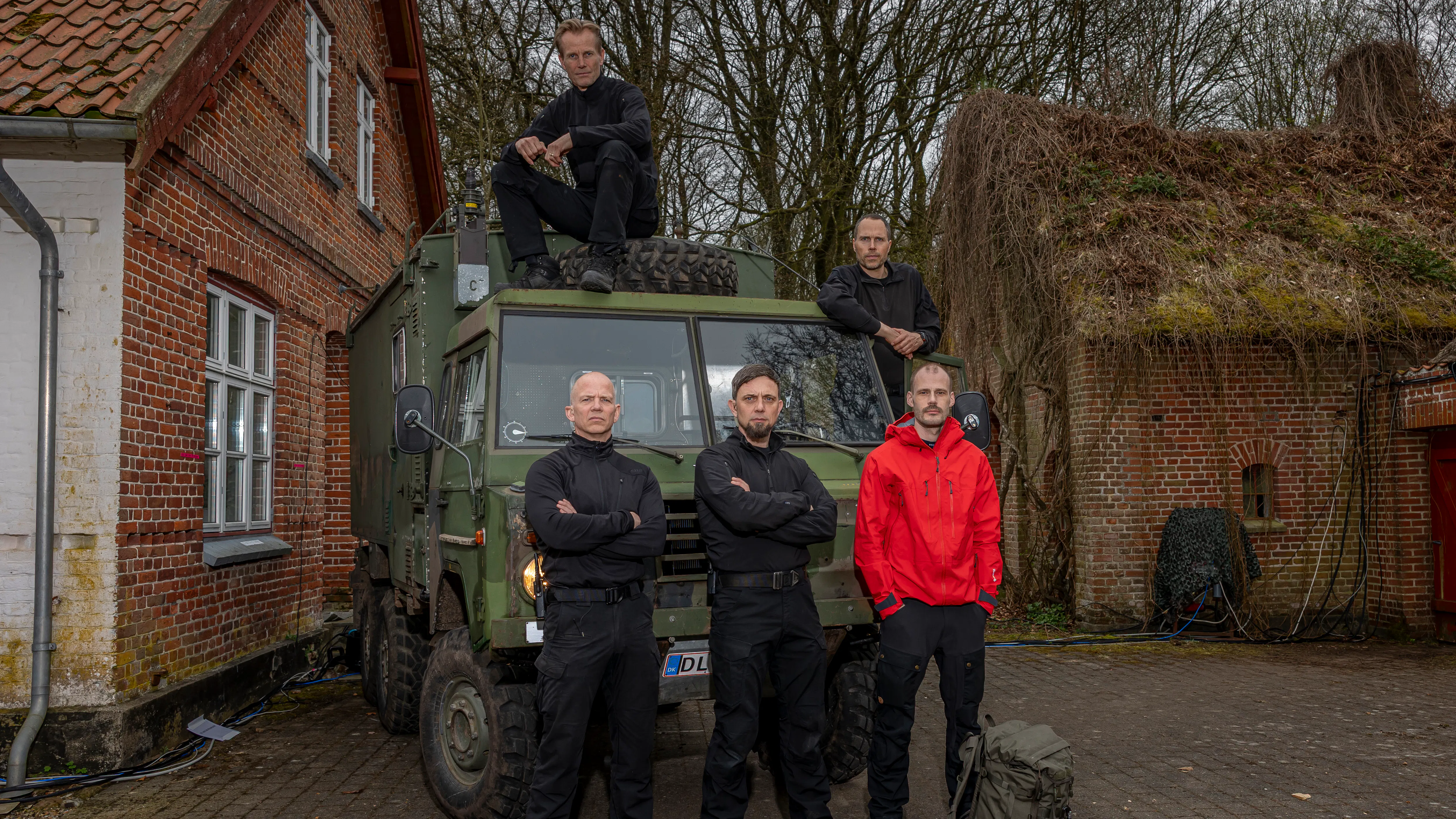 Rasmus Beier Müller omgivet af instruktørerne i sæson ni af "Korpset": Rune Krogh Danielsen, Erik B. Jørgensen, Rune Viborg og Bastian Riis Mortensen.
