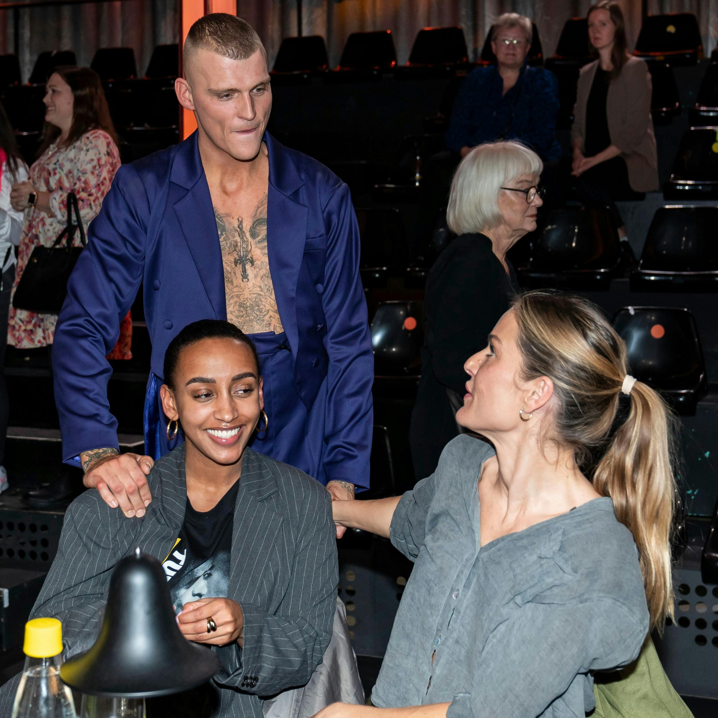 Under ”Vild med dans” heppede Sandra Kjær Ahenkorah på sin kæreste, Sebastian Bull, der samtidig var ved at brænde varm på sin dansepartner. 