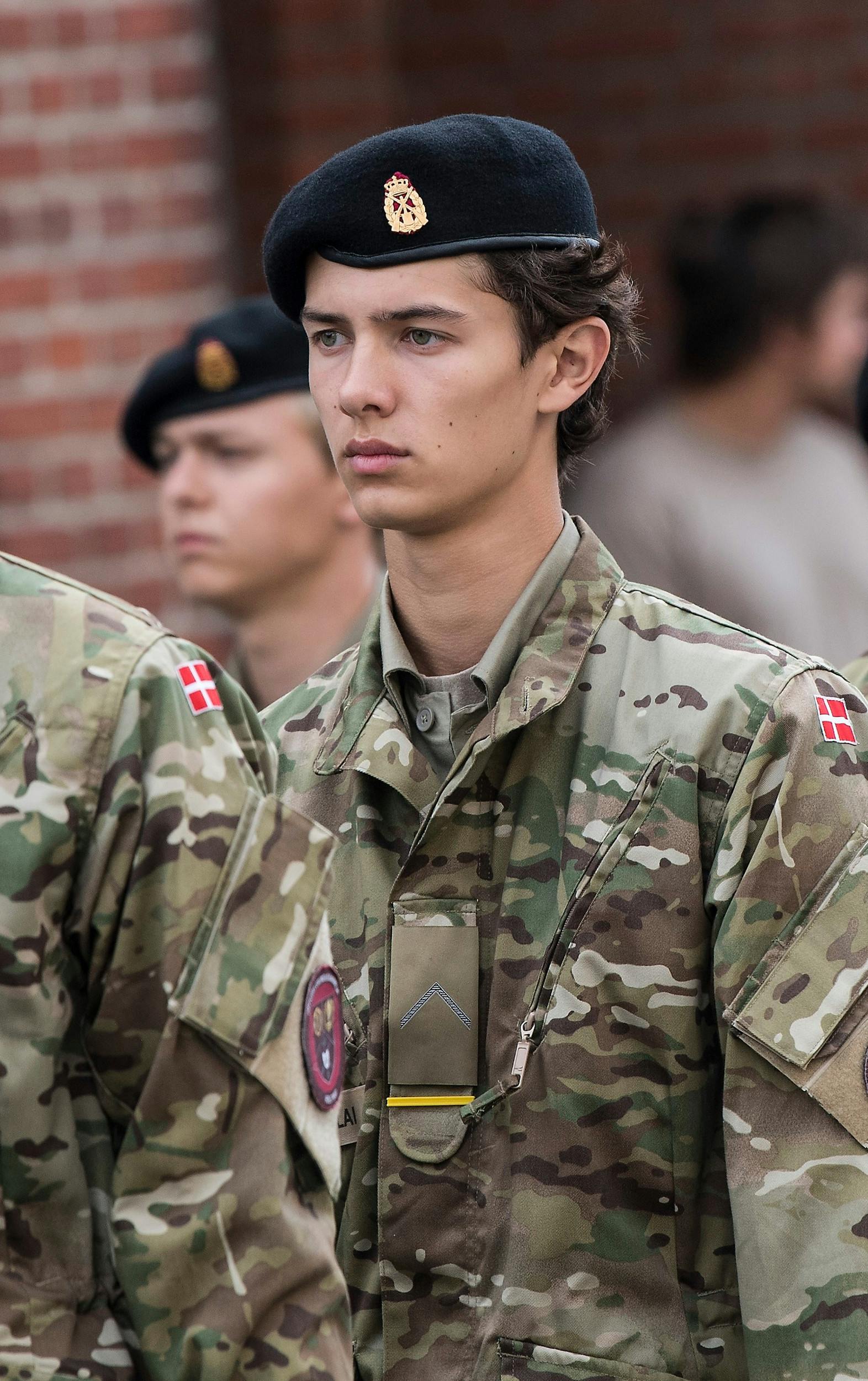 Isabellas fætre Felix og Nikolai (billedet), 26, meldte sig begge under fanerne, men sprang fra igen under deres tid i trøjen.