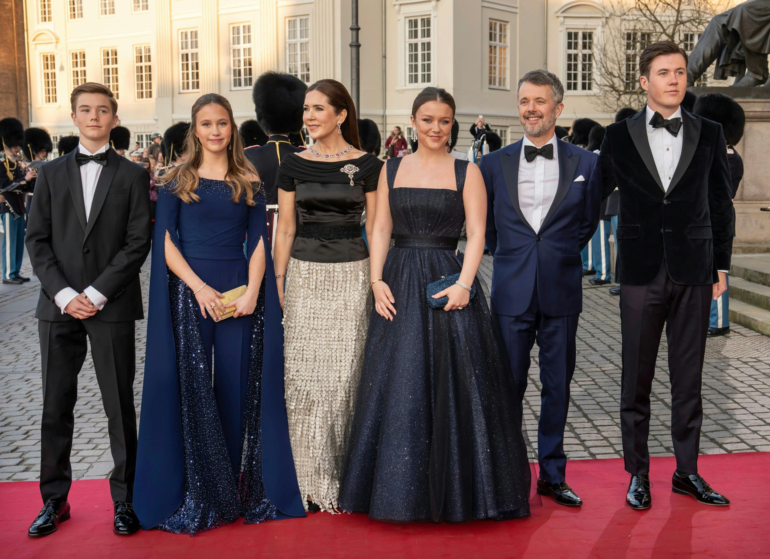 – Dagene med små børn kan af og til virke lange. Men pludselig er de ovre, og børnene er store, før vi ved det, siger faderen til 18-årige Isabella, 20-årige Christian og tvillingerne Josephine og Vincent, hvis 15-års fødselsdag netop er oprundet.