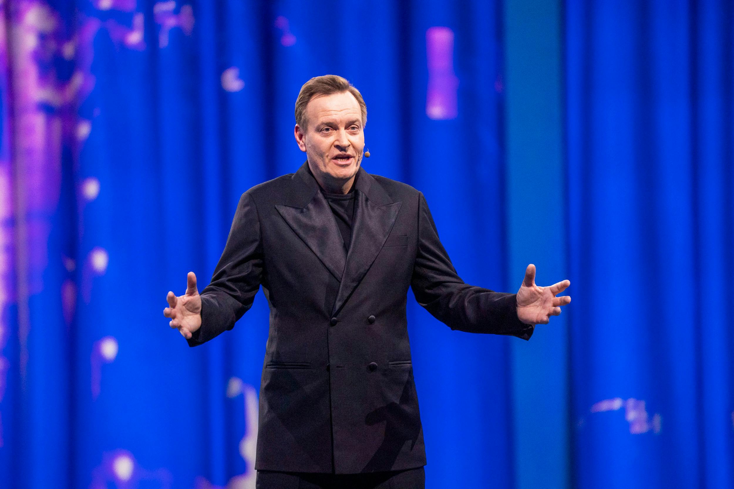 I december sprang Tantholdt ud som vært i et noget mere blødt format, da han tog seerne med gennem 2025’s største øjeblikke i TV 2-progammet af samme navn.