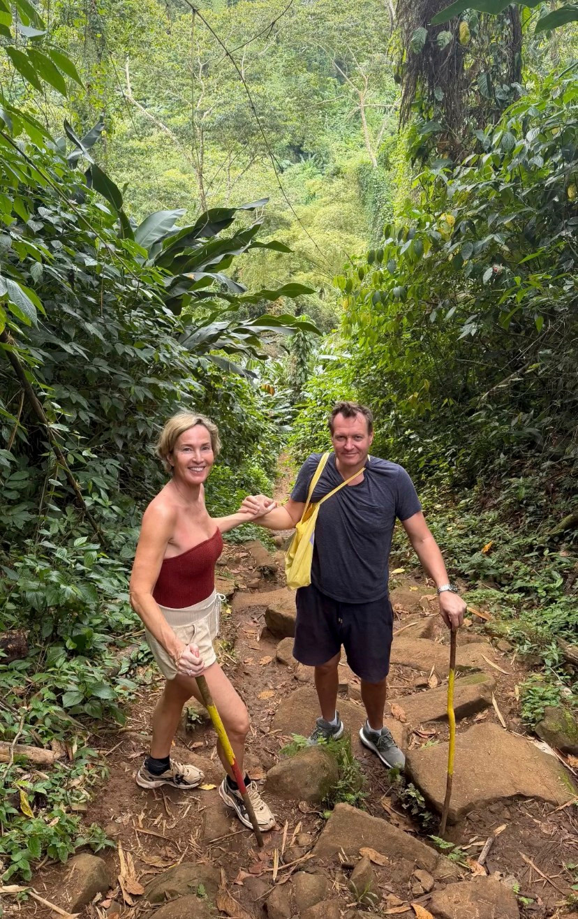 Natasja Crone, 55, og tre år yngre Rasmus Tantholdt slår netop nu deres feriefolder i det eksotiske Grenada i Caribien.
