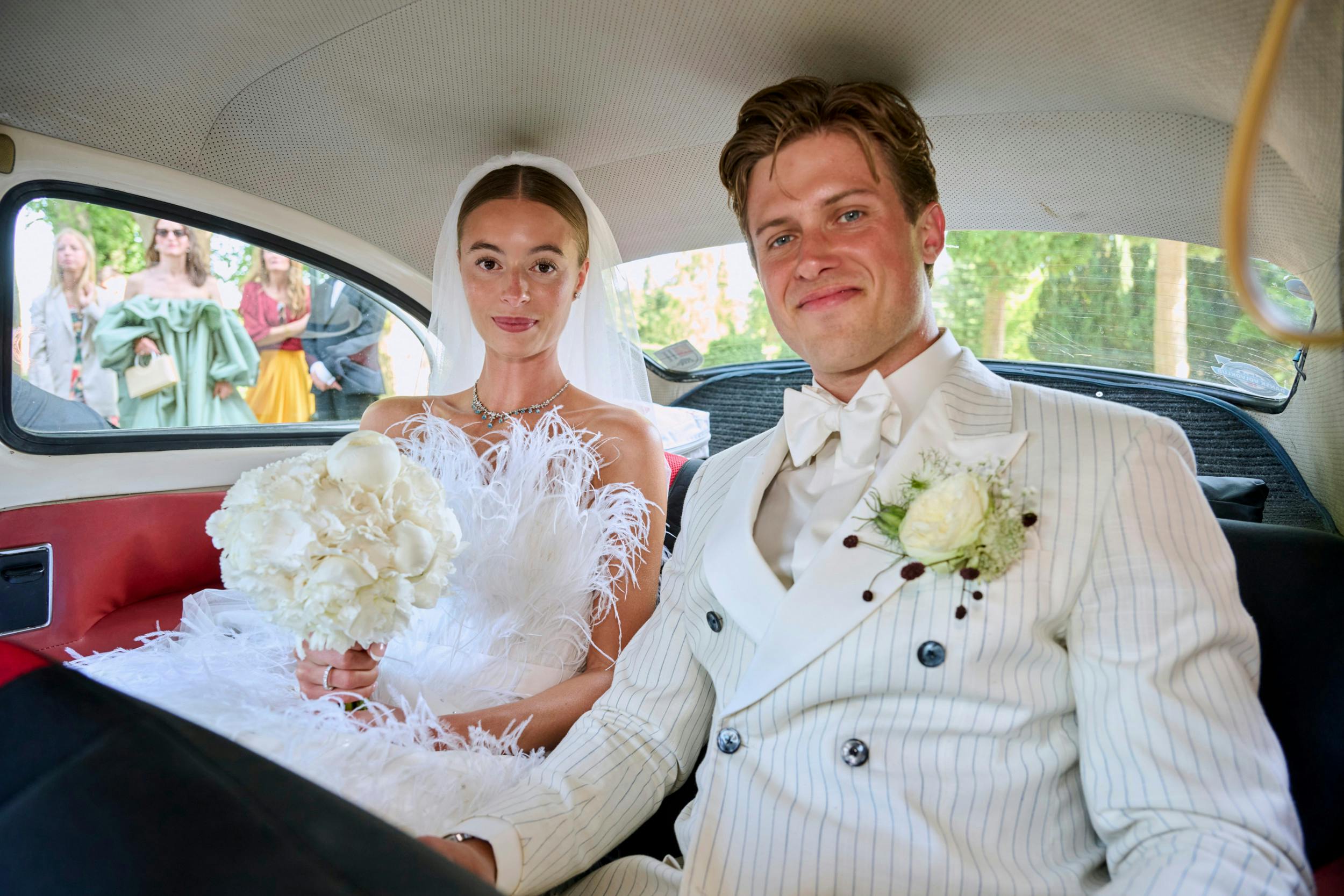 Sådan så det lykkelige brudepar ud, da de kørte fra kirken. 