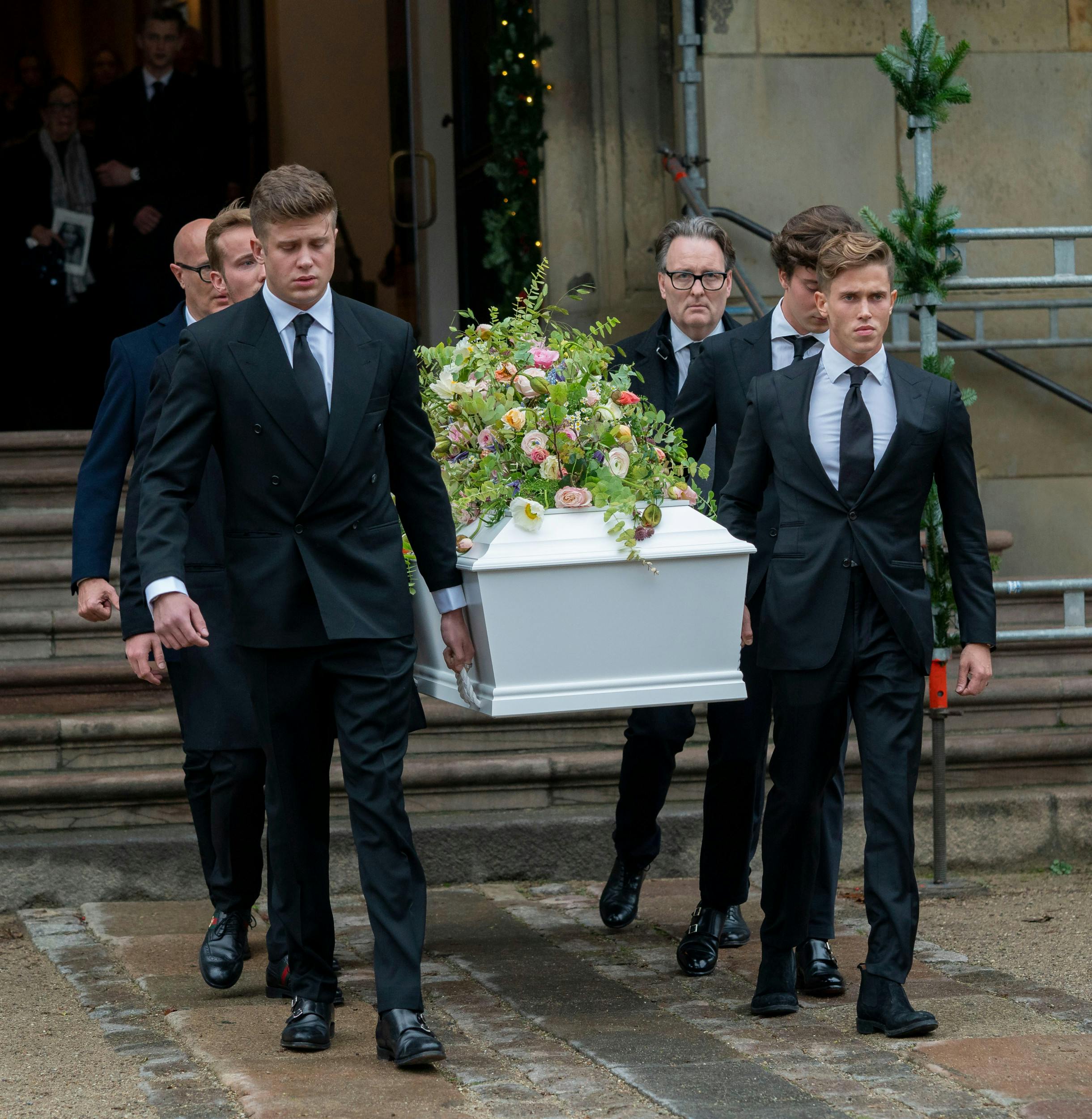 I 2019 førte de to brødre an, da kisten med deres mor blev båret ud af  Christianskirken. 