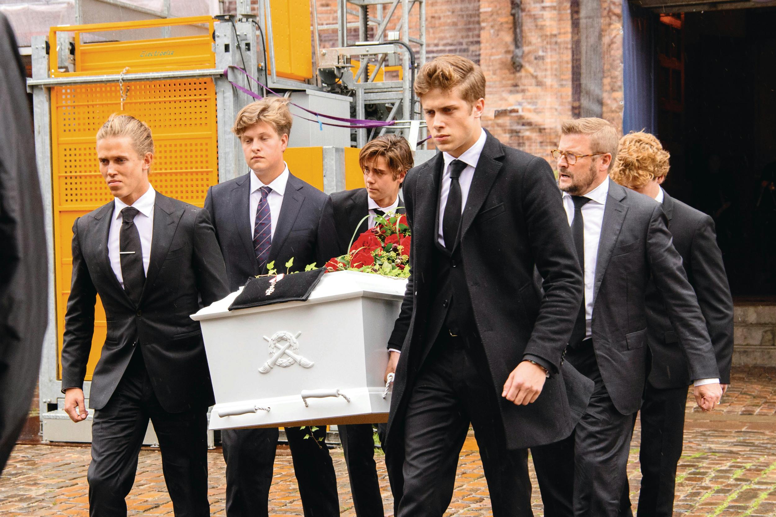 Alexander og Nicolai gik forrest, da deres fars kiste i 2017 blev båret ud af Sankt Pauls kirke. 