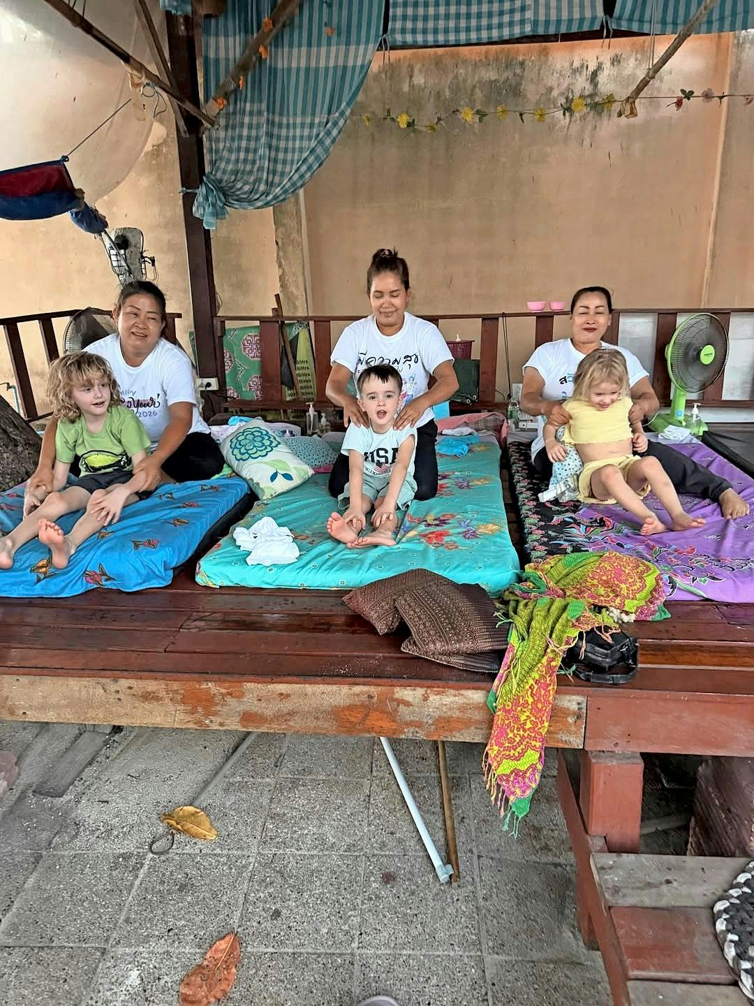 Familien hygger sig i Thailand, hvor de også har fået massage.