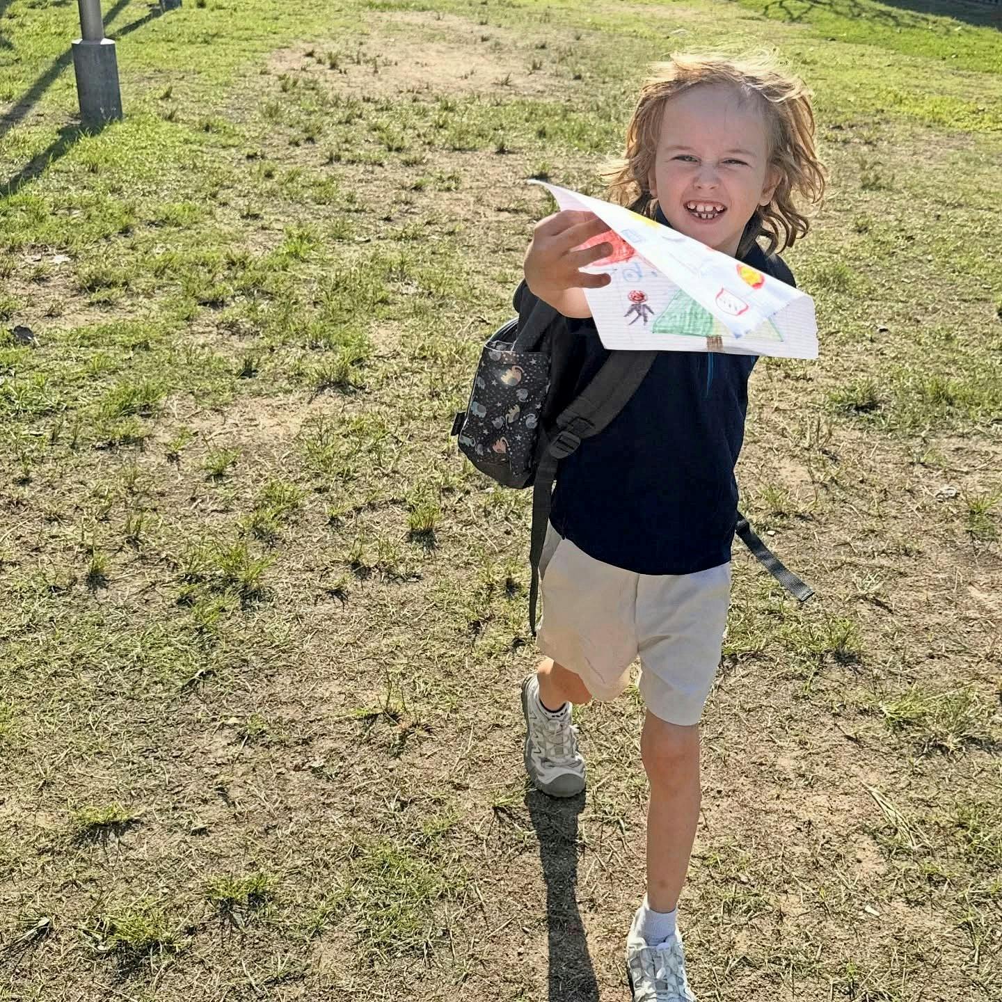 En storsmilende Lucas med en tegning.