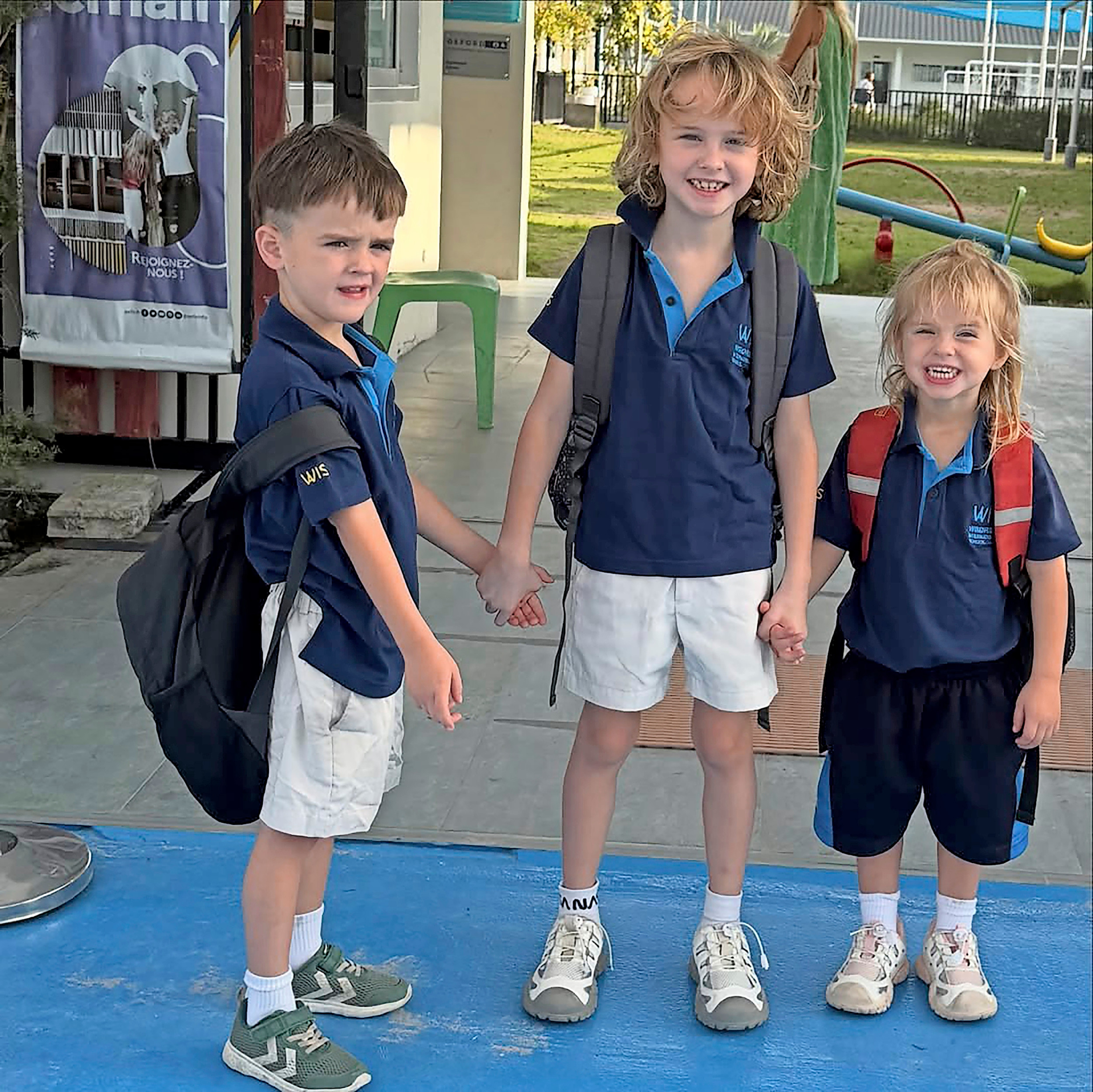 Tre glade børn, Noah, Lucas og Aura på første skoledag i Thailand.