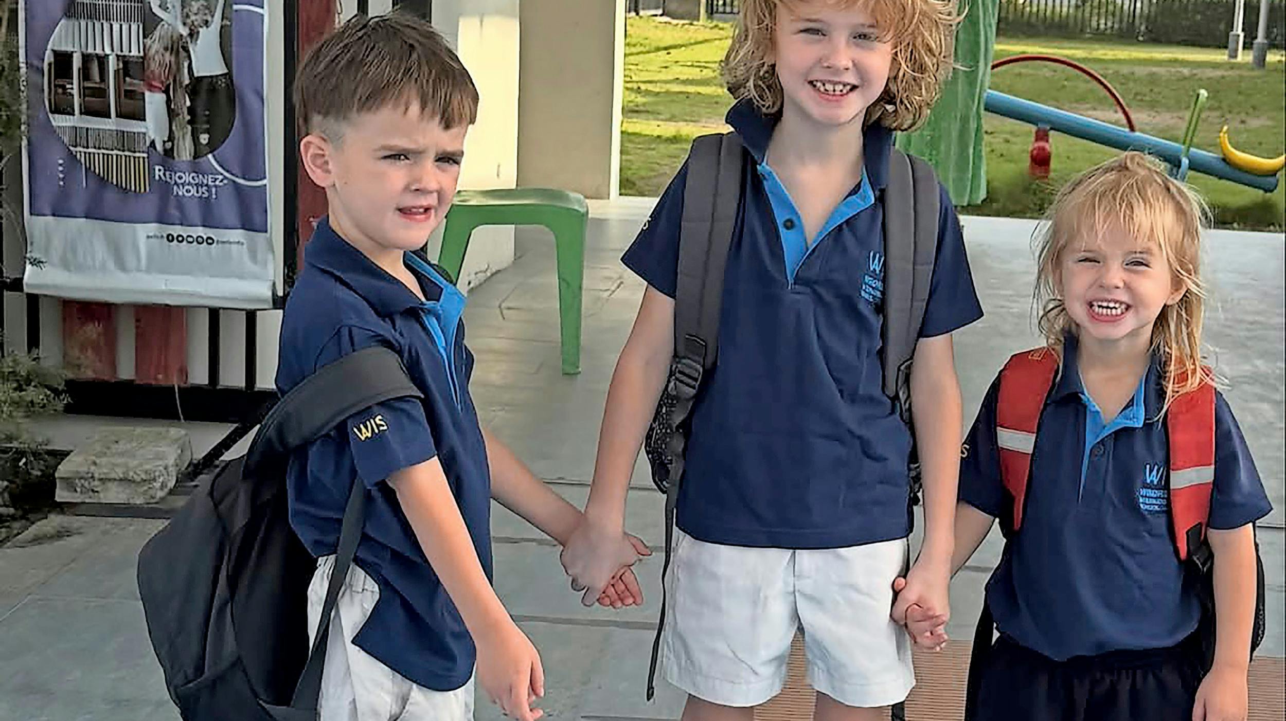 Tre glade børn, Noah, Lucas og Aura på første skoledag i Thailand.