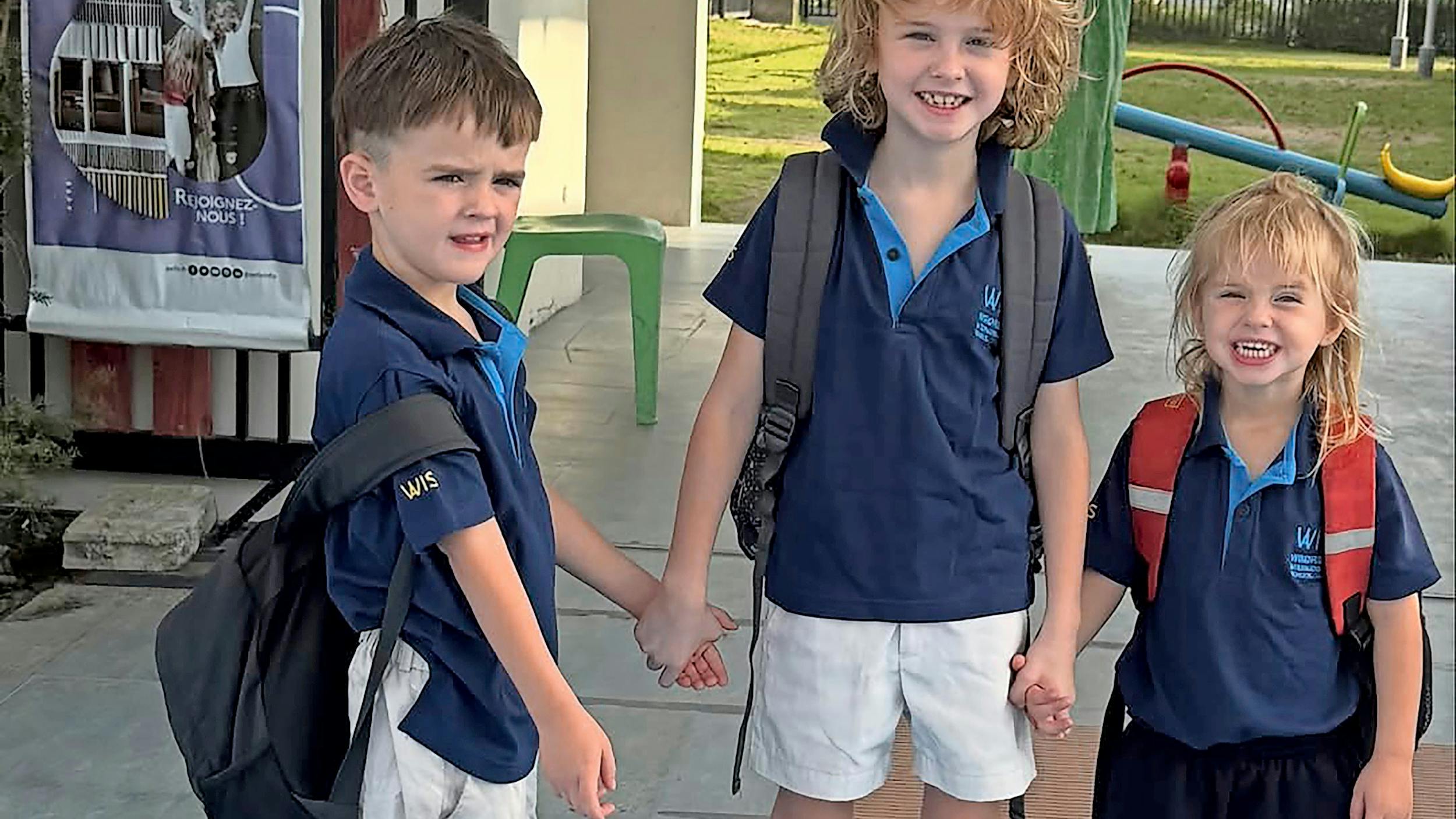 Tre glade børn, Noah, Lucas og Aura på første skoledag i Thailand.