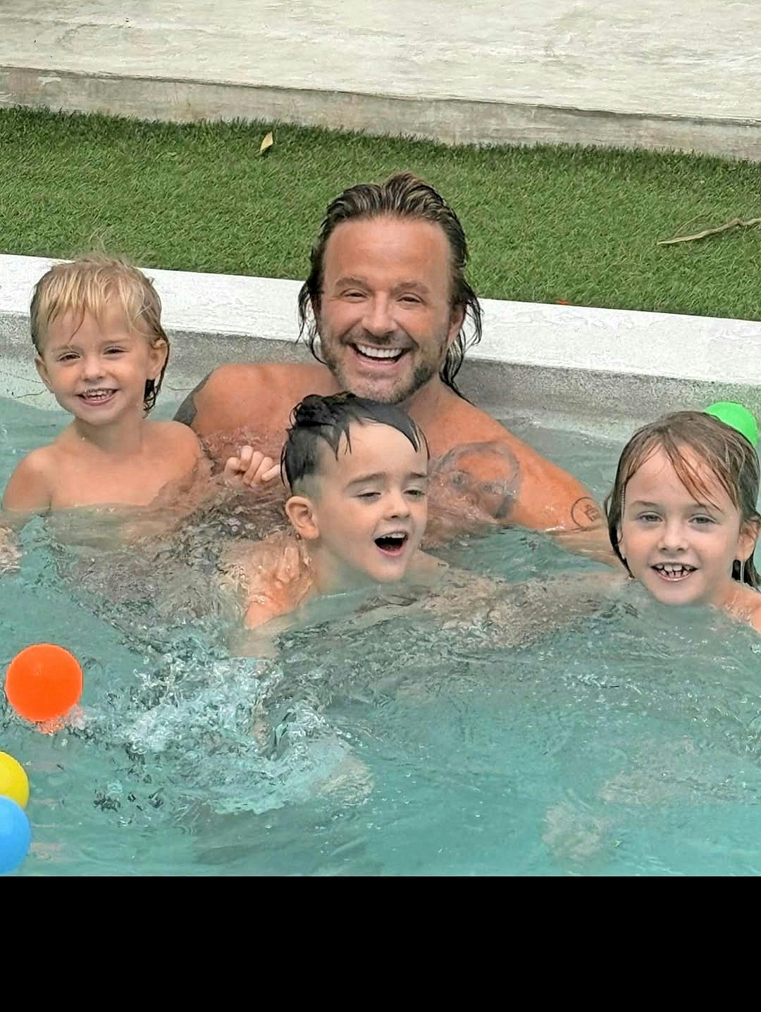 Tiden bliver bl.a. brugt i poolen, og Dennis Knudsen nyder varmen med børnene.