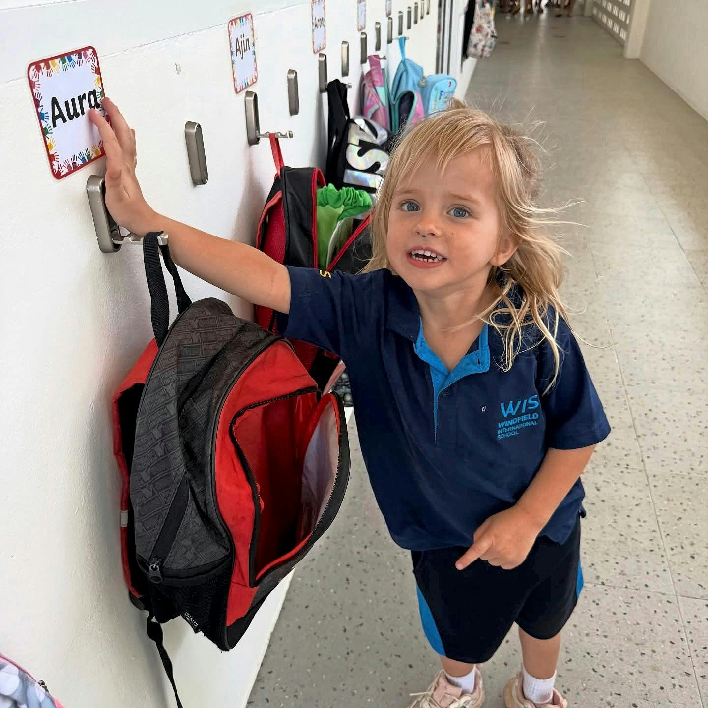 Aura ved sin plads til rygsækken.  