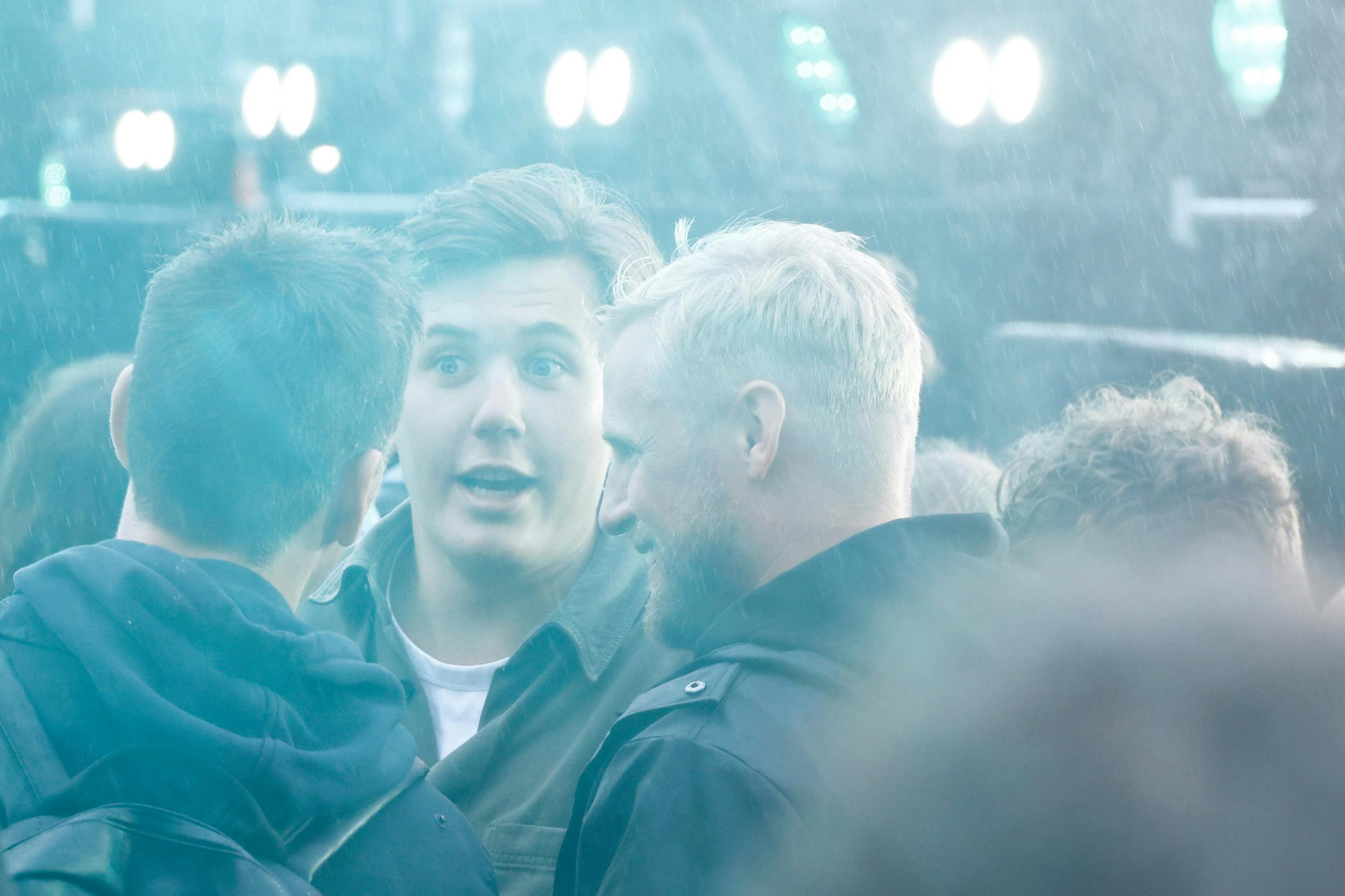 Måske tog kronprinsen imod gode råd om at lede en flok unge mennesker ud i kamp af Kasper Schmeichel, 39, da de sludrede på Roskilde Festival.