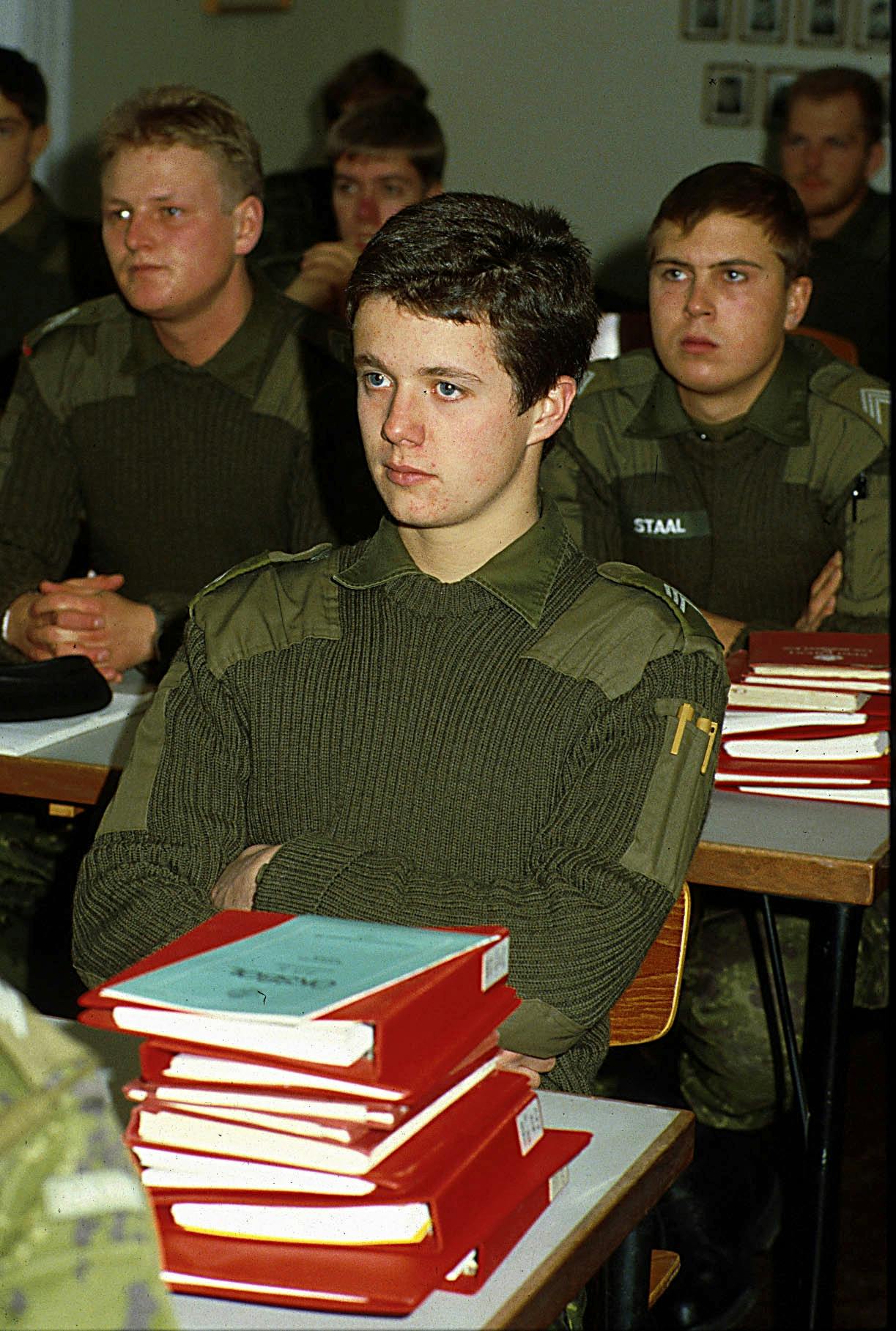 Det er 39 år siden, at farmand Frederik, 57, uddannede sig til løjtnant. Også han måtte igennem undervisningen, før han kunne komme til det rigtig sjove.