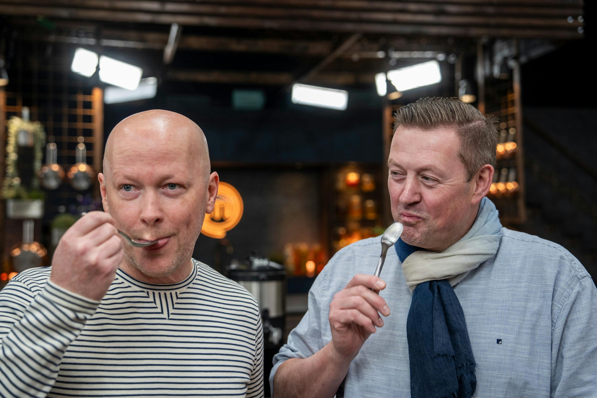 Jakob og Jesper delte ikke et forklæde ud til nærværende journalist, da opgaven lød på hjemmerørt mayonnaise i ”Masterchef”-køkkenet.